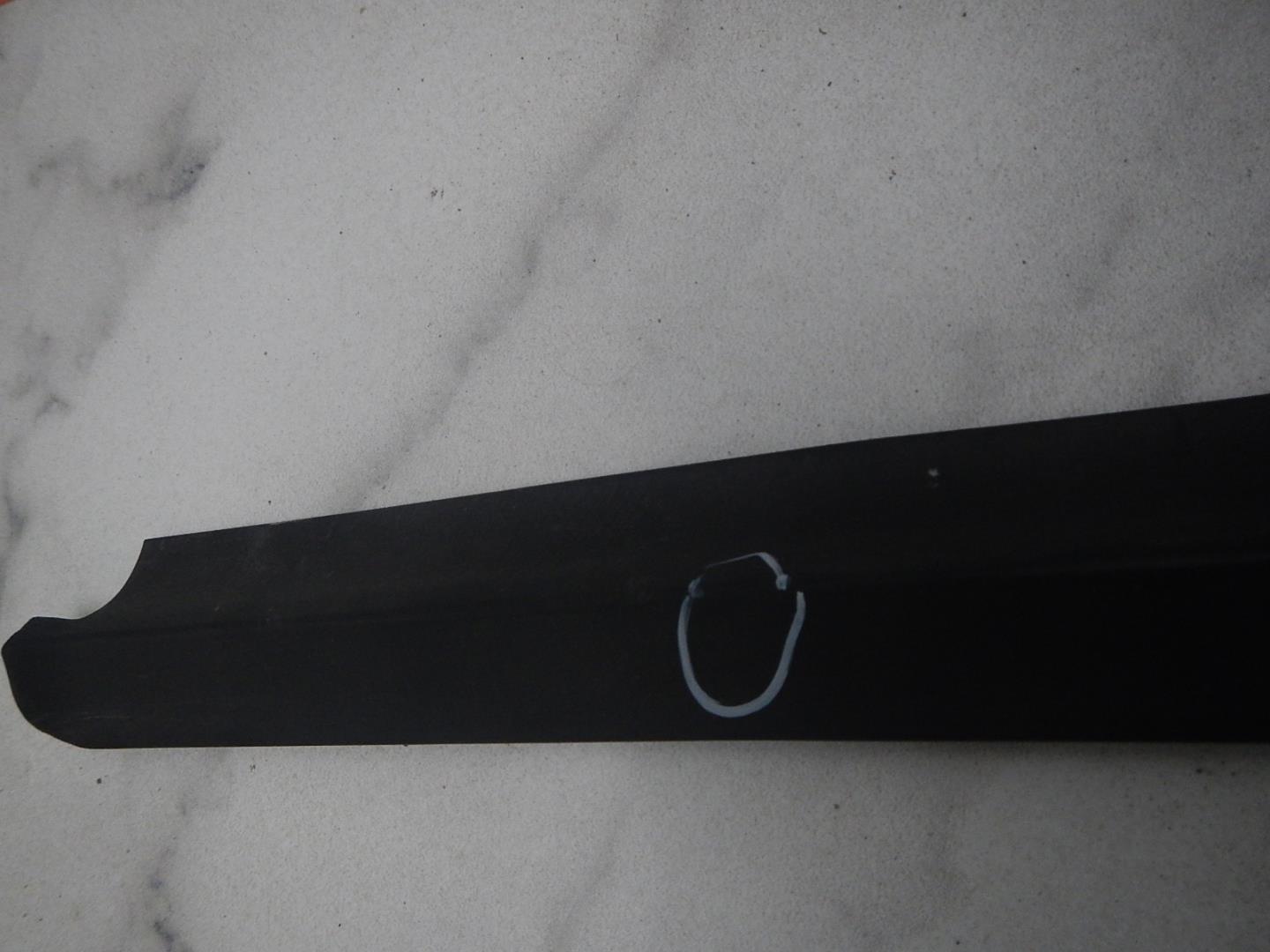 Накладка лобового стекла левая