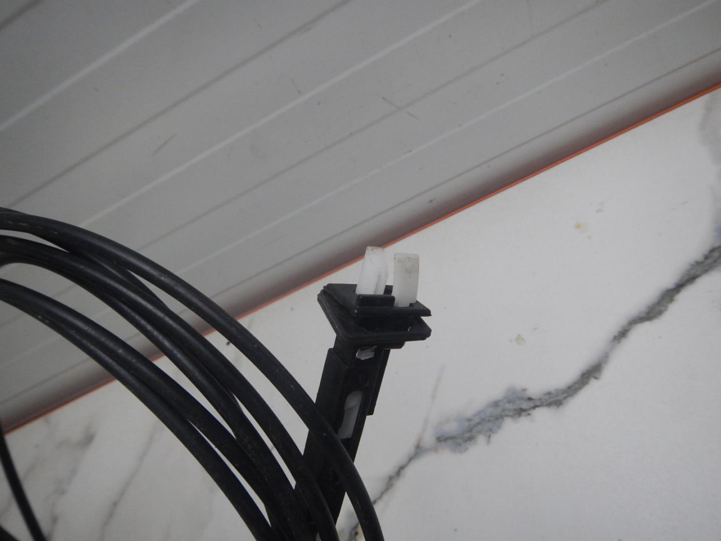 Трос лючка бензобака