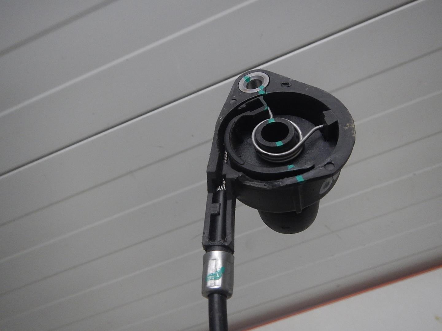 Трос лючка бензобака