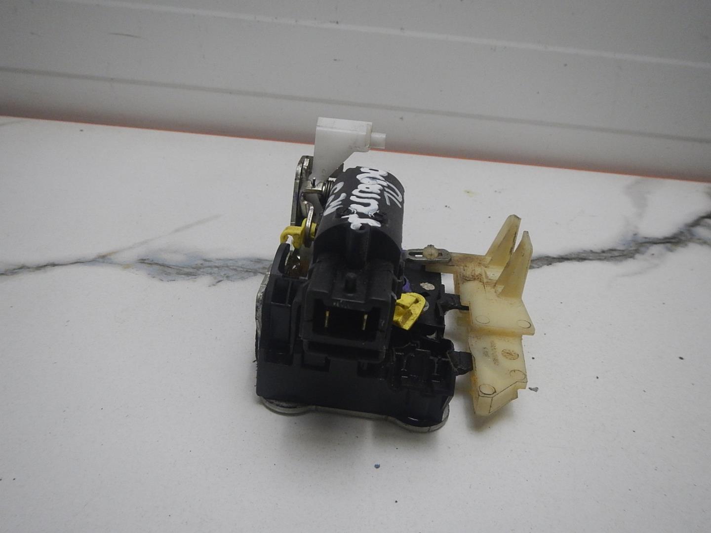 Замок двери передней левой