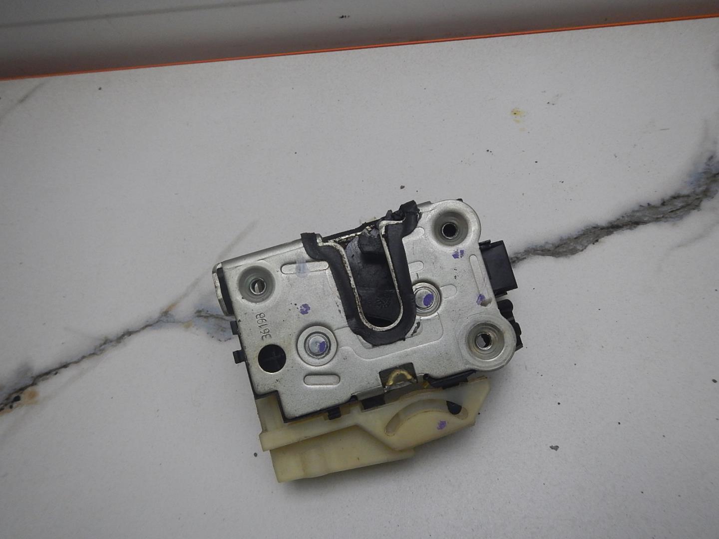 Замок двери передней левой