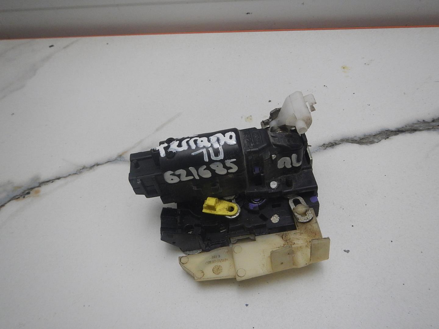 Замок двери передней левой