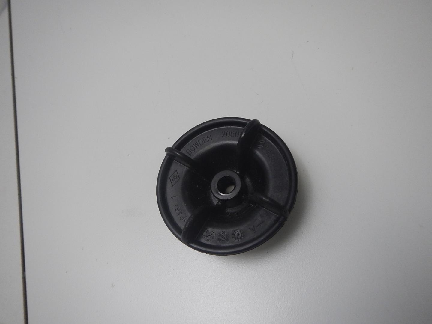 Болт крепления запасного колеса