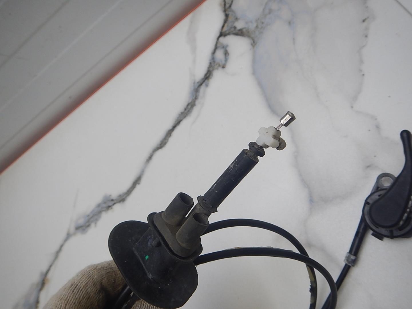 Трос открывания капота