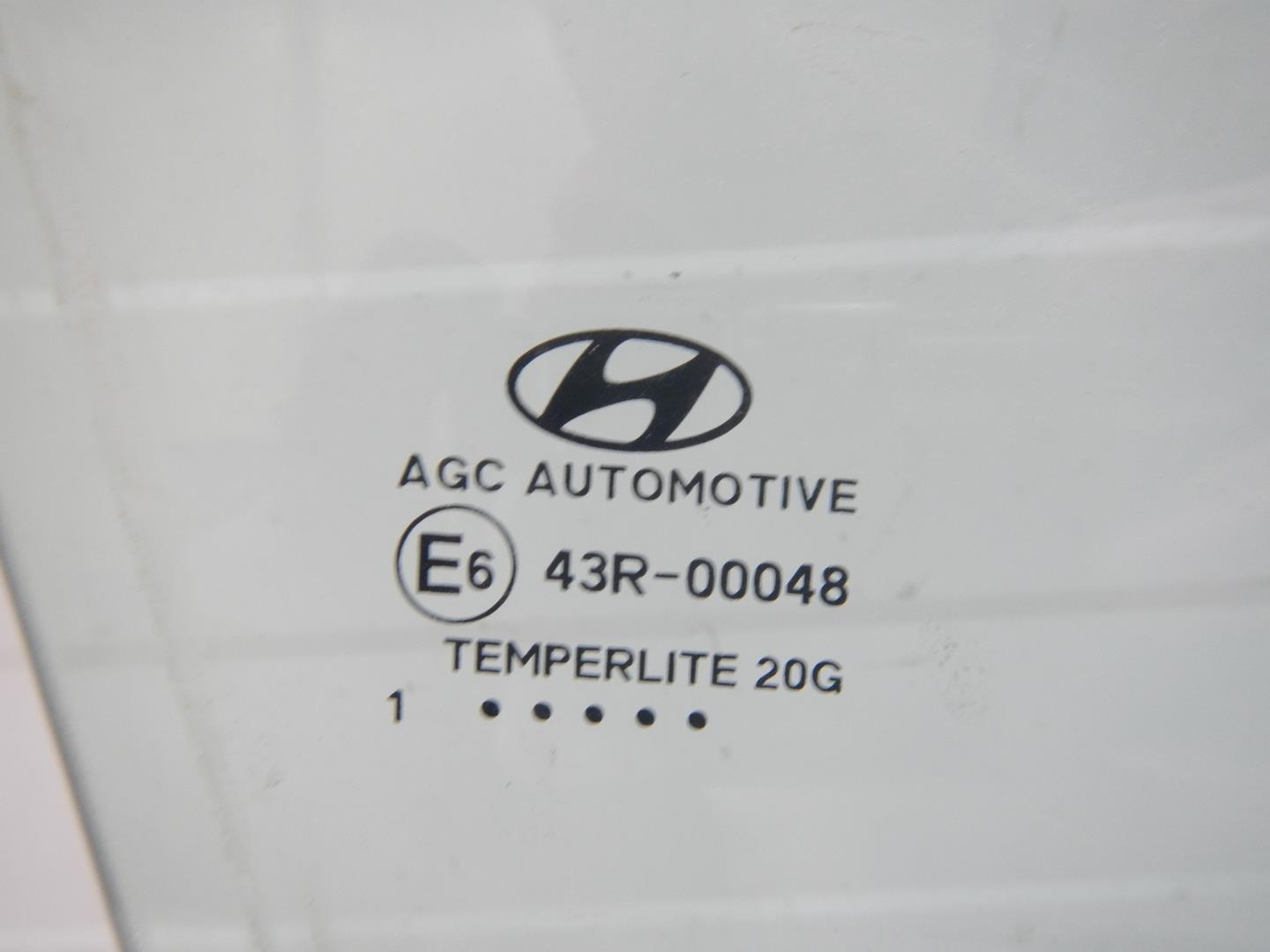 Стекло двери передней правой