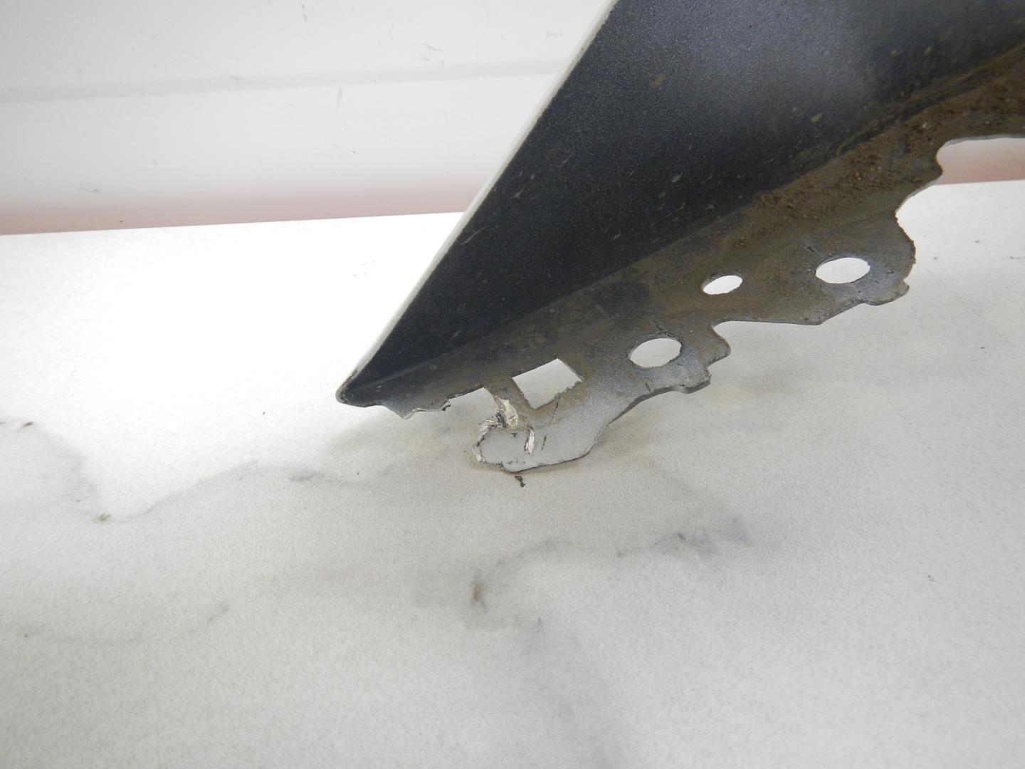 Крыло переднее правое