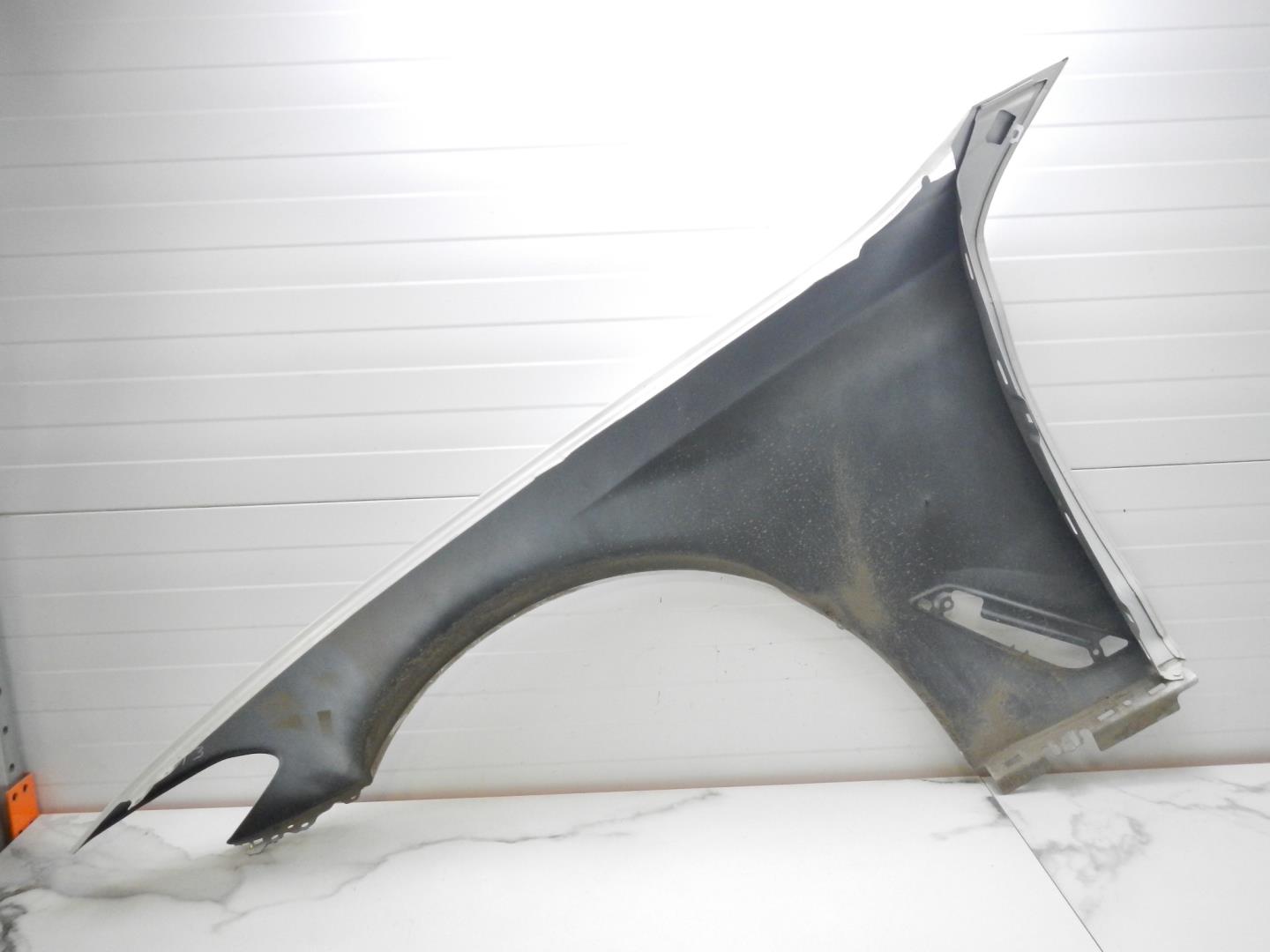 Крыло переднее правое