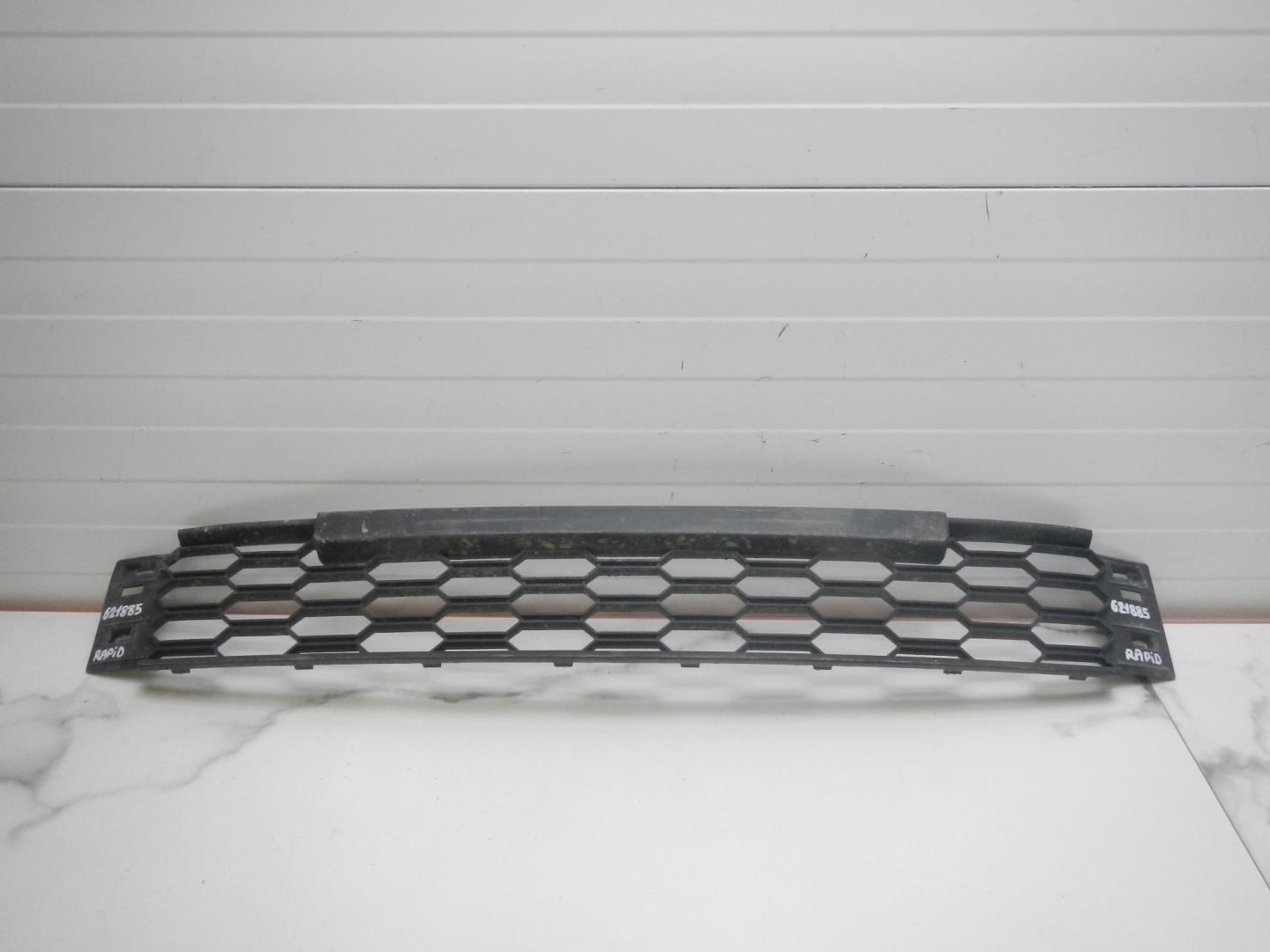 Решетка в бампер центральная