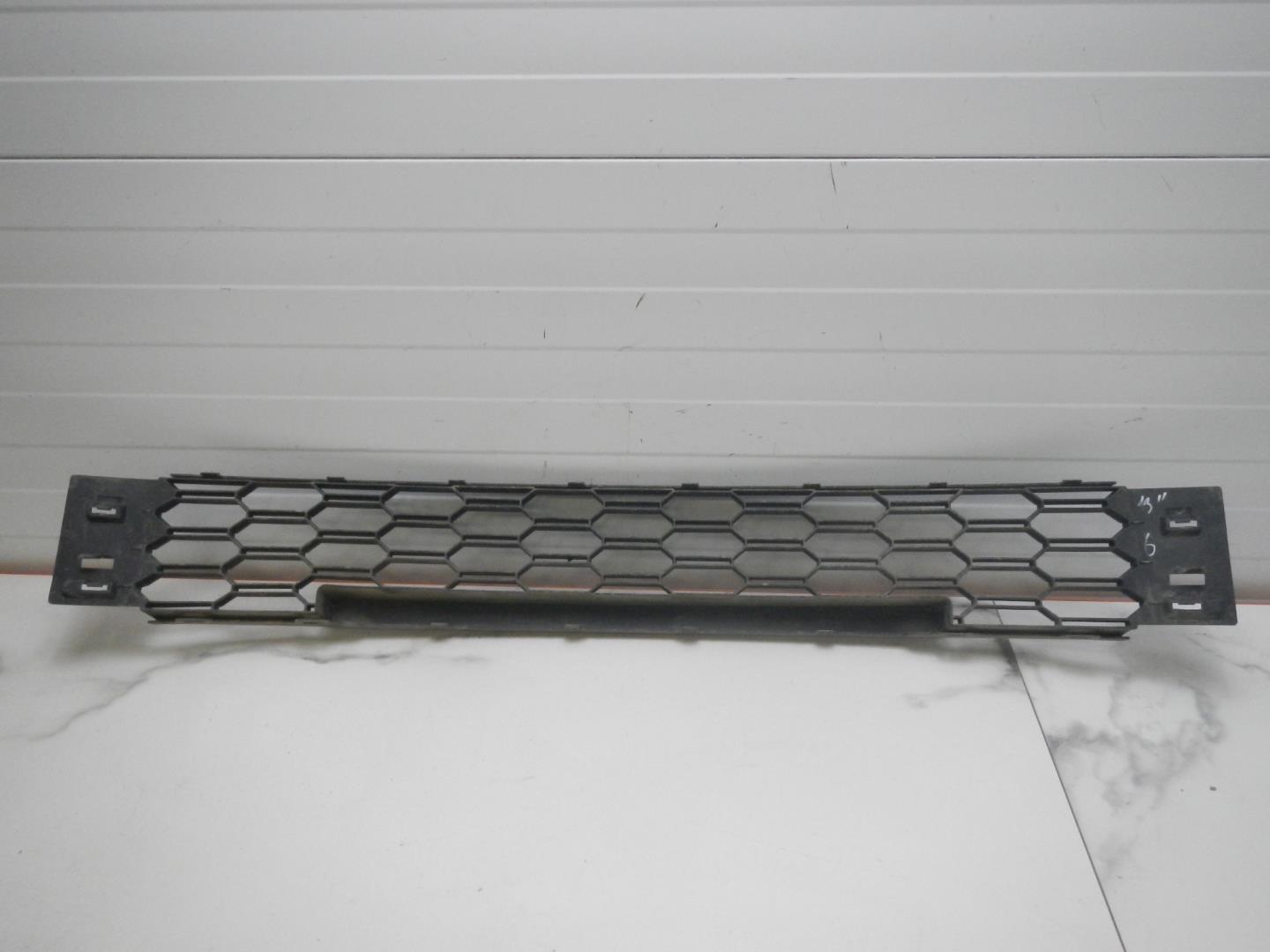 Решетка в бампер центральная