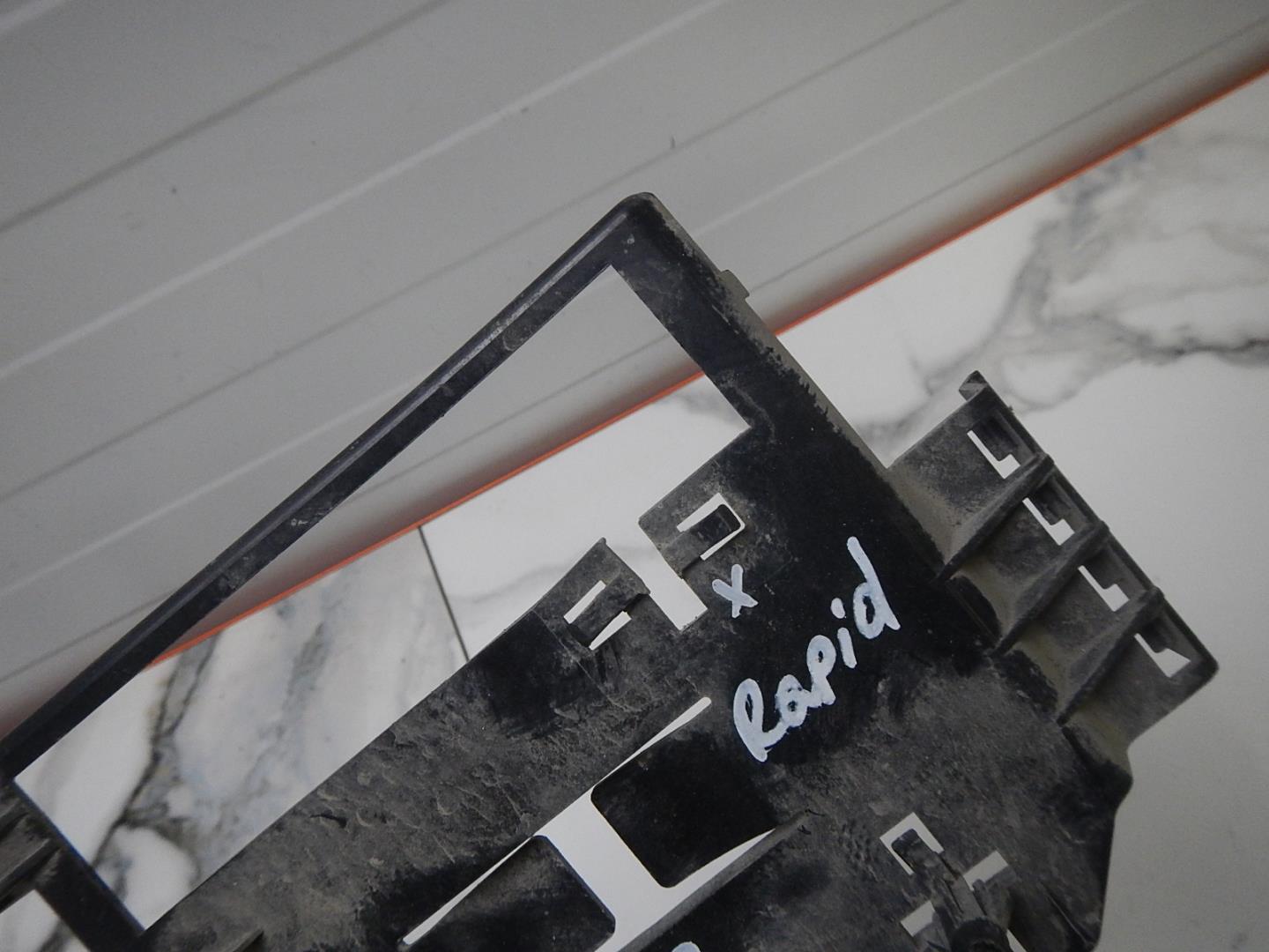 Кронштейн блока управления двигателем