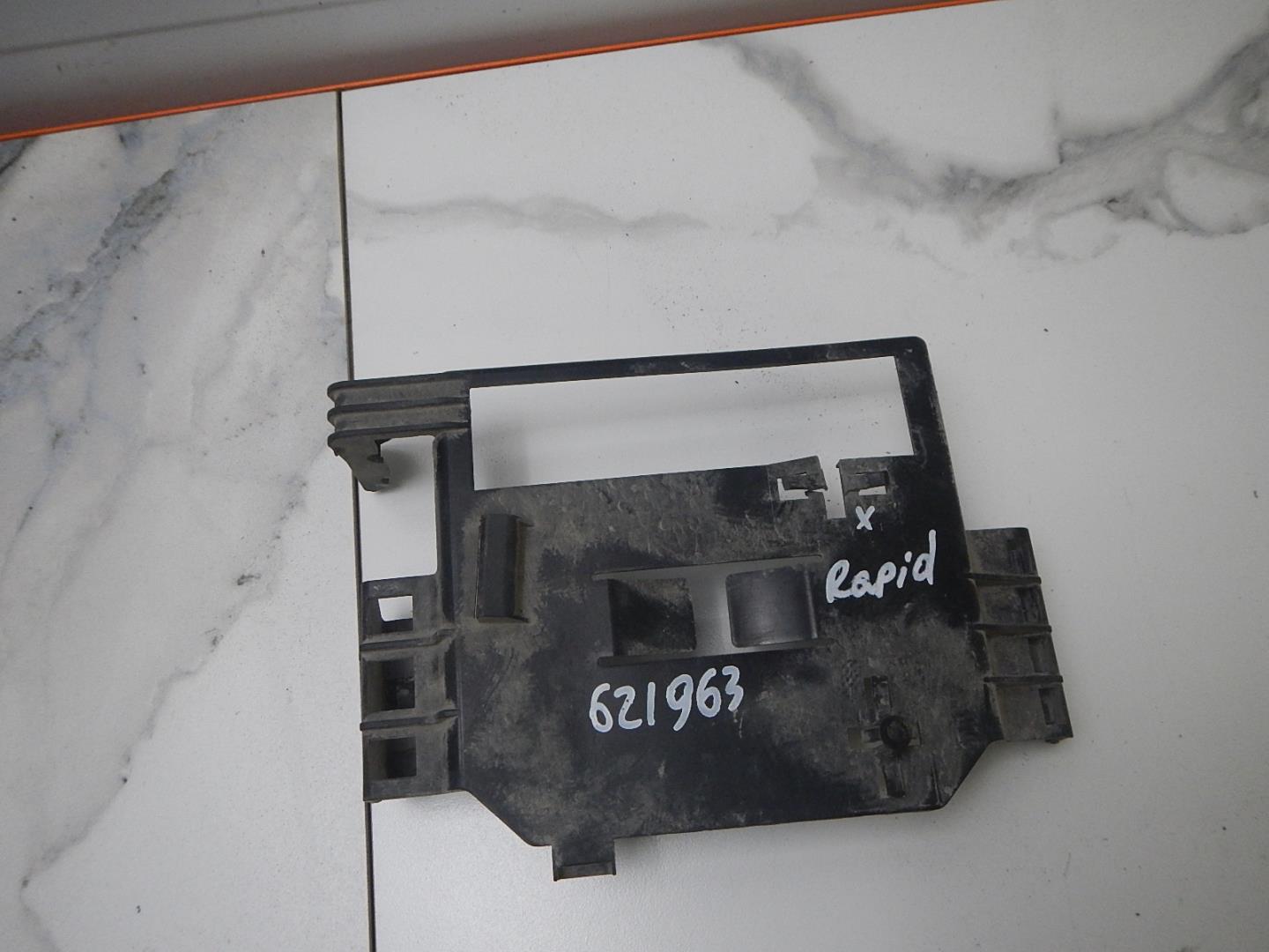 Кронштейн блока управления двигателем