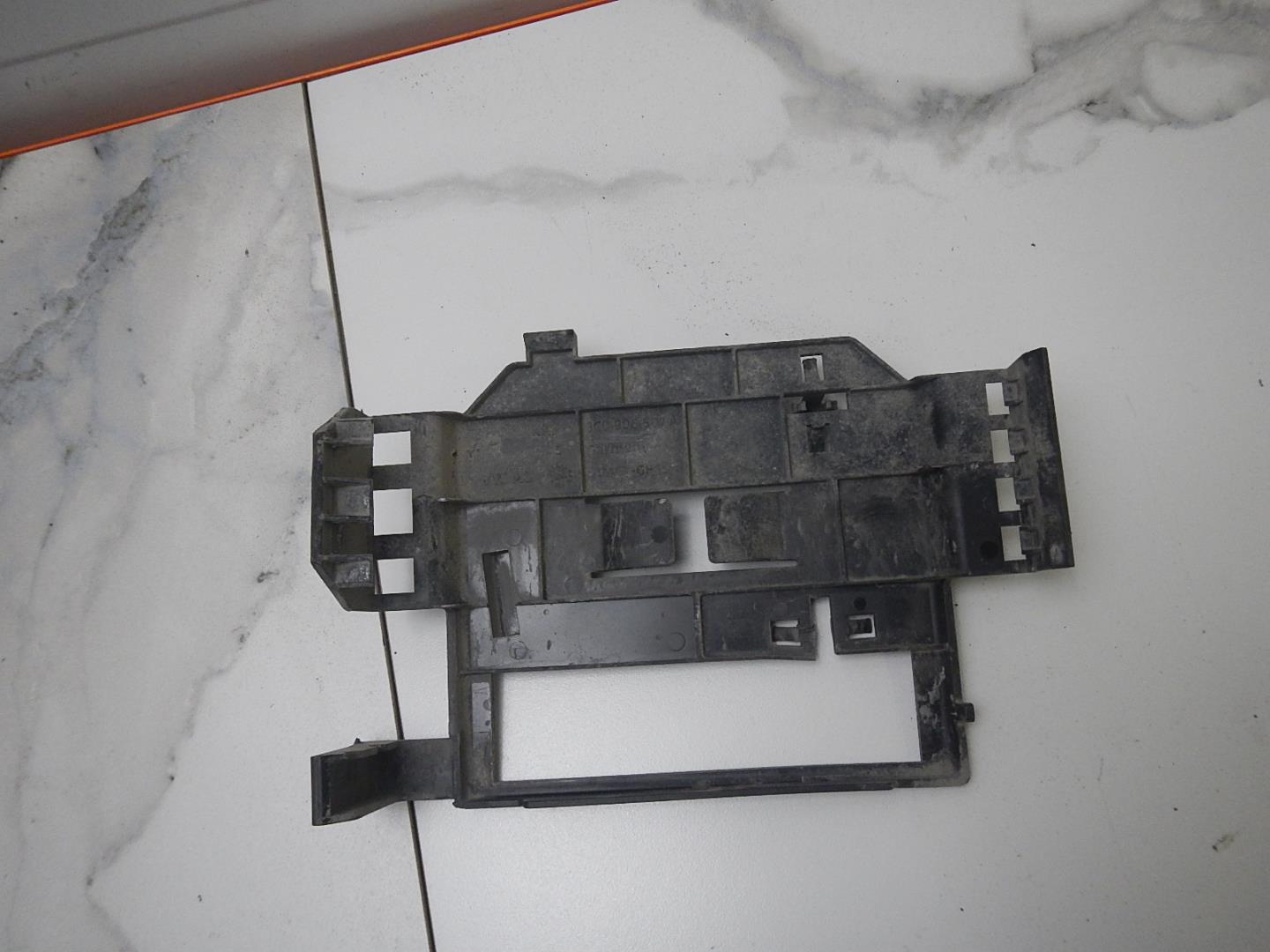 Кронштейн блока управления двигателем