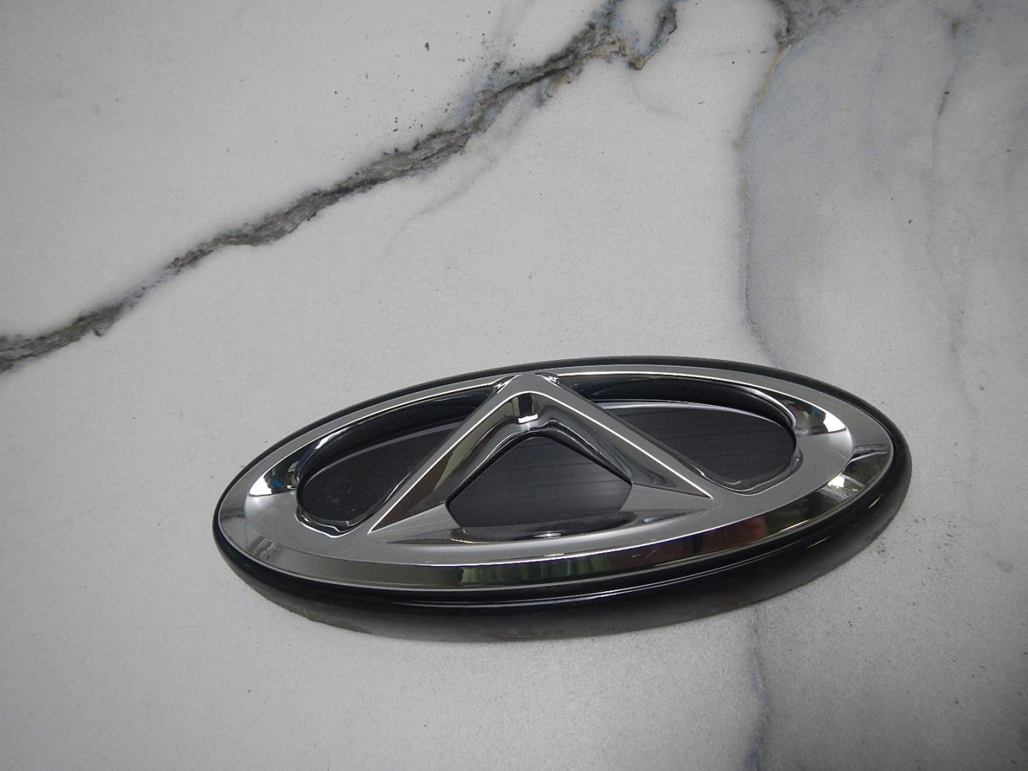 Эмблема на крышку багажника