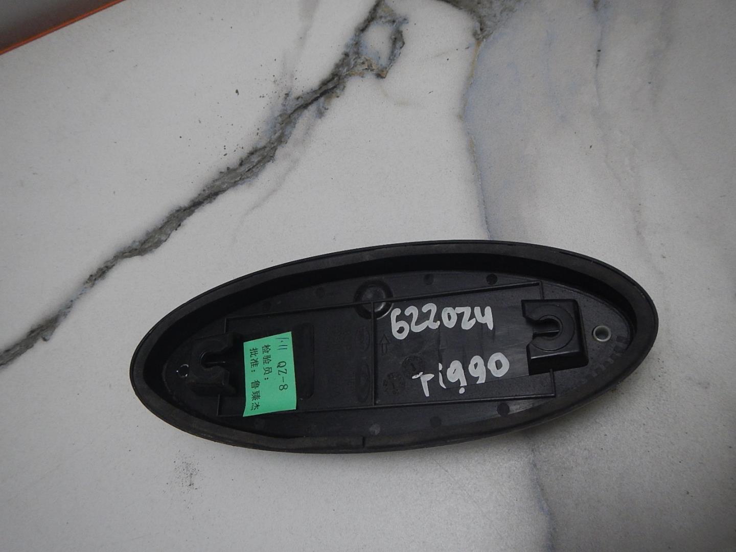 Эмблема на крышку багажника