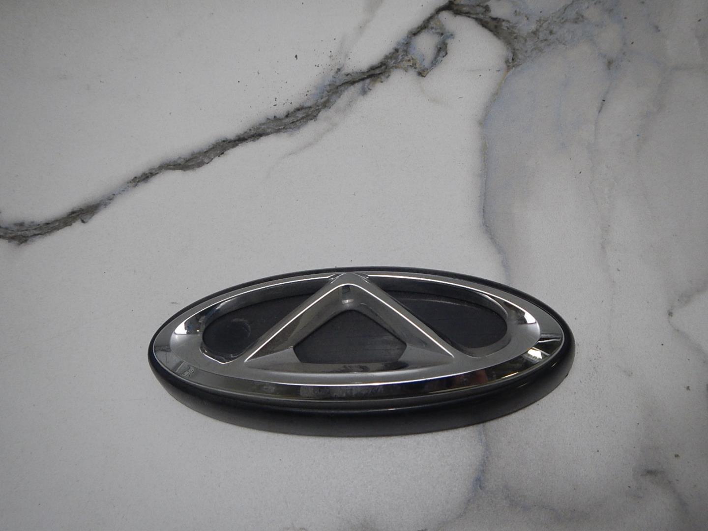 Эмблема на крышку багажника