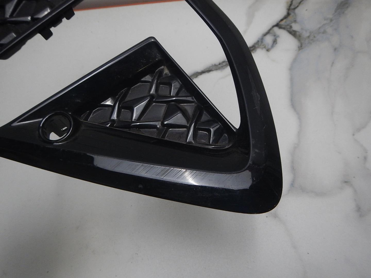 Рамка противотуманной фары левой