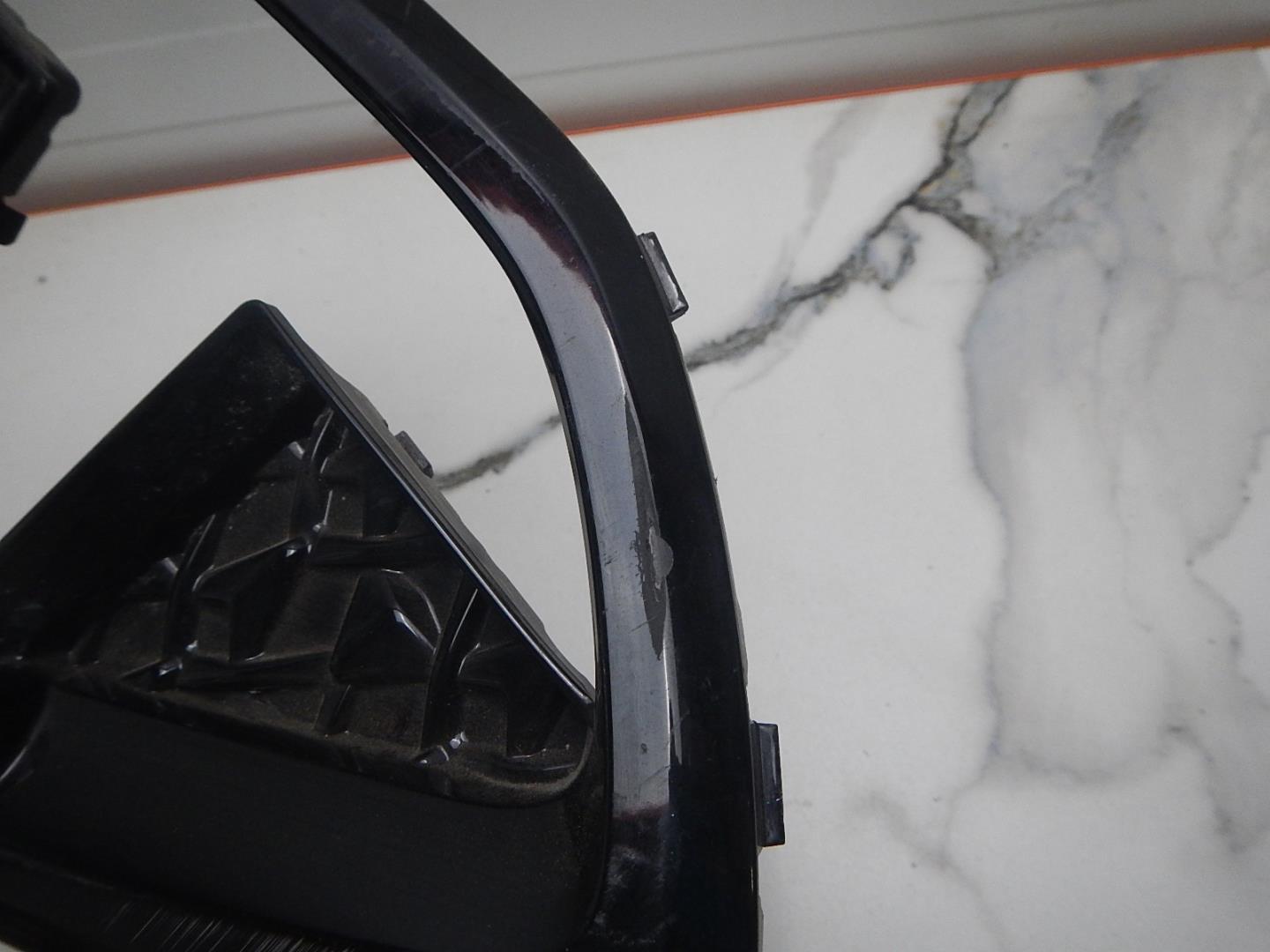 Рамка противотуманной фары левой