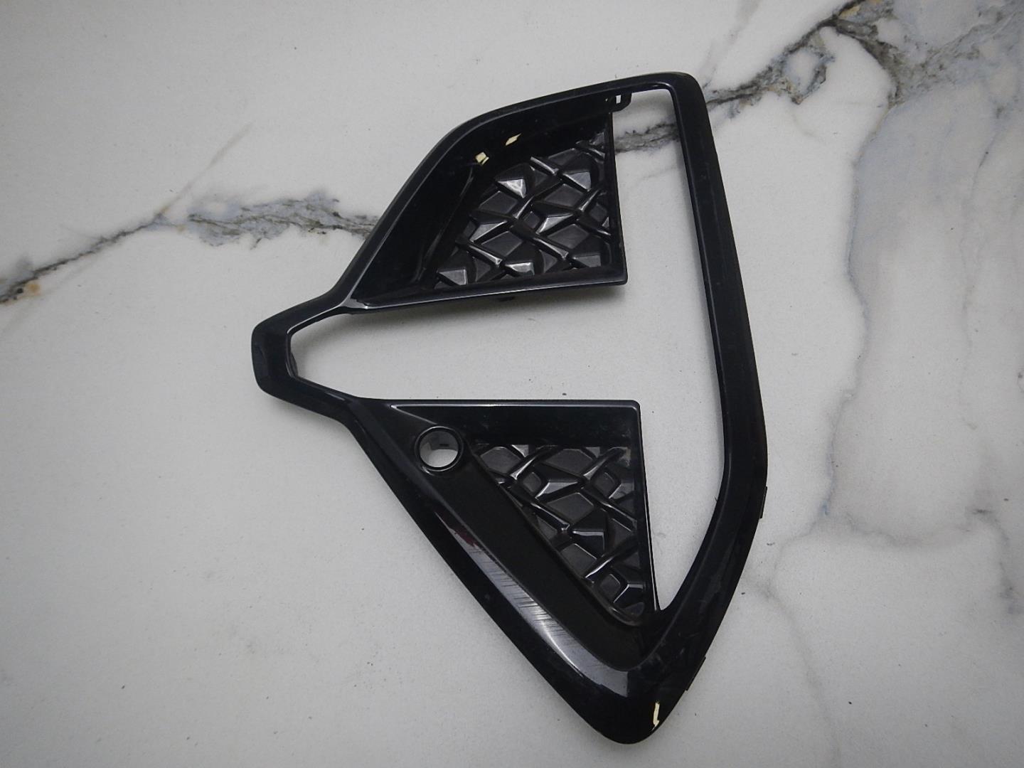 Рамка противотуманной фары левой