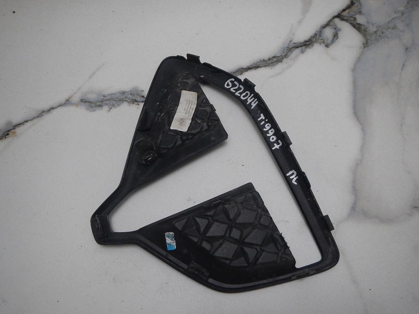 Рамка противотуманной фары левой