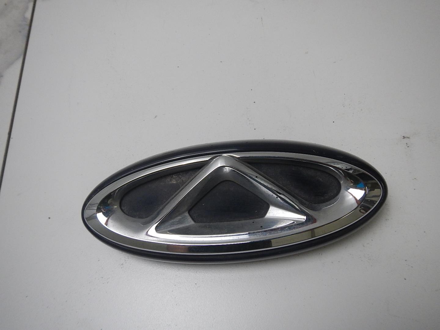 Эмблема на крышку багажника