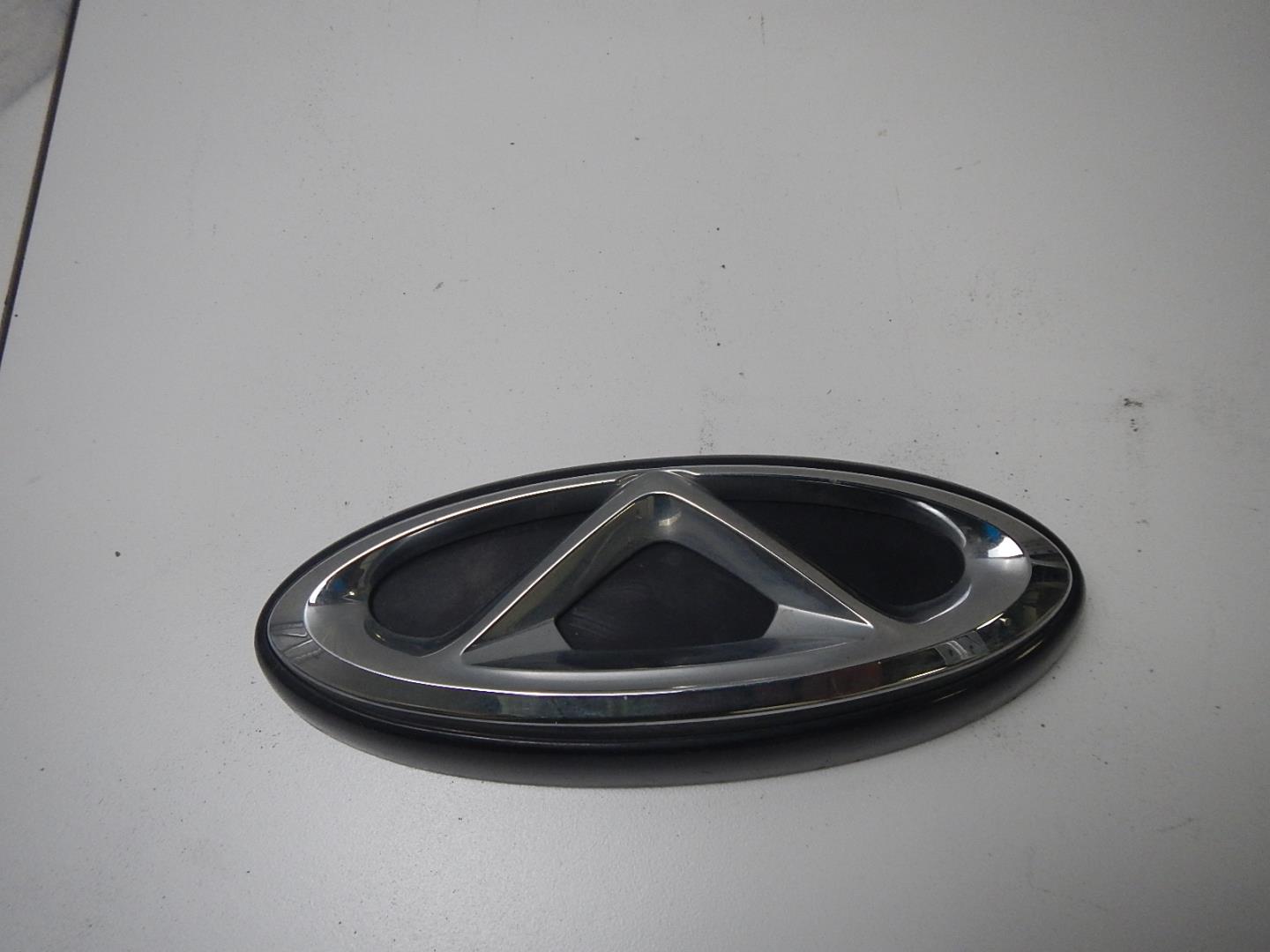 Эмблема на крышку багажника