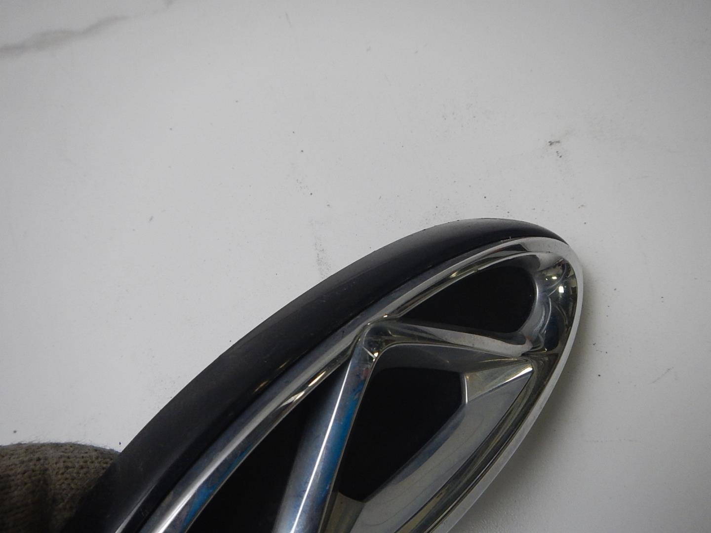 Эмблема на крышку багажника