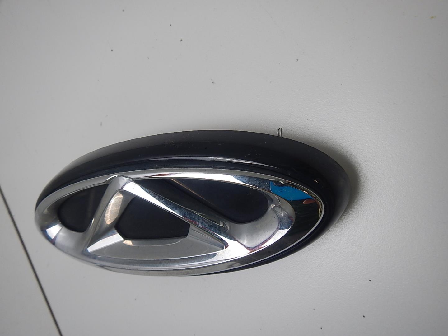 Эмблема на крышку багажника