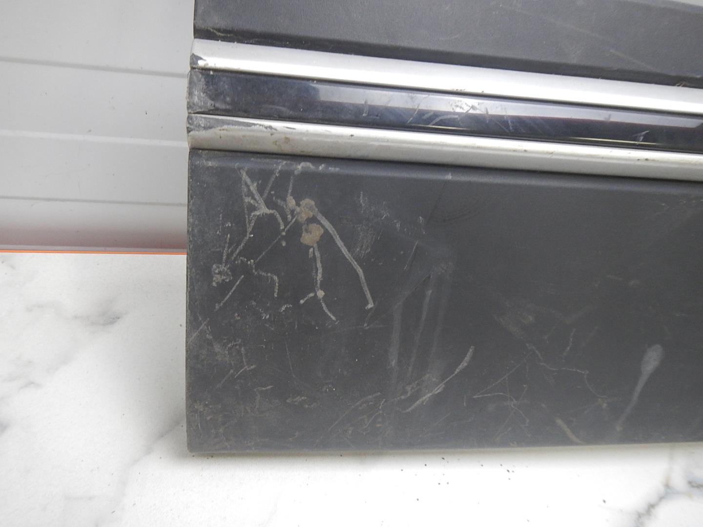 Молдинг задней левой двери