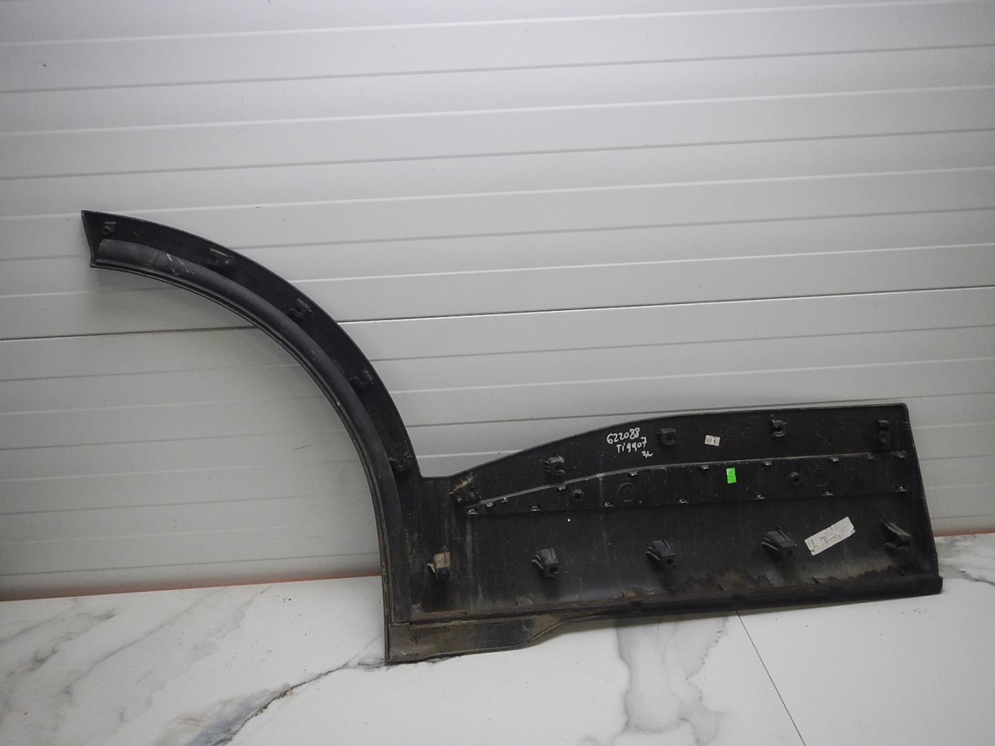 Молдинг задней левой двери