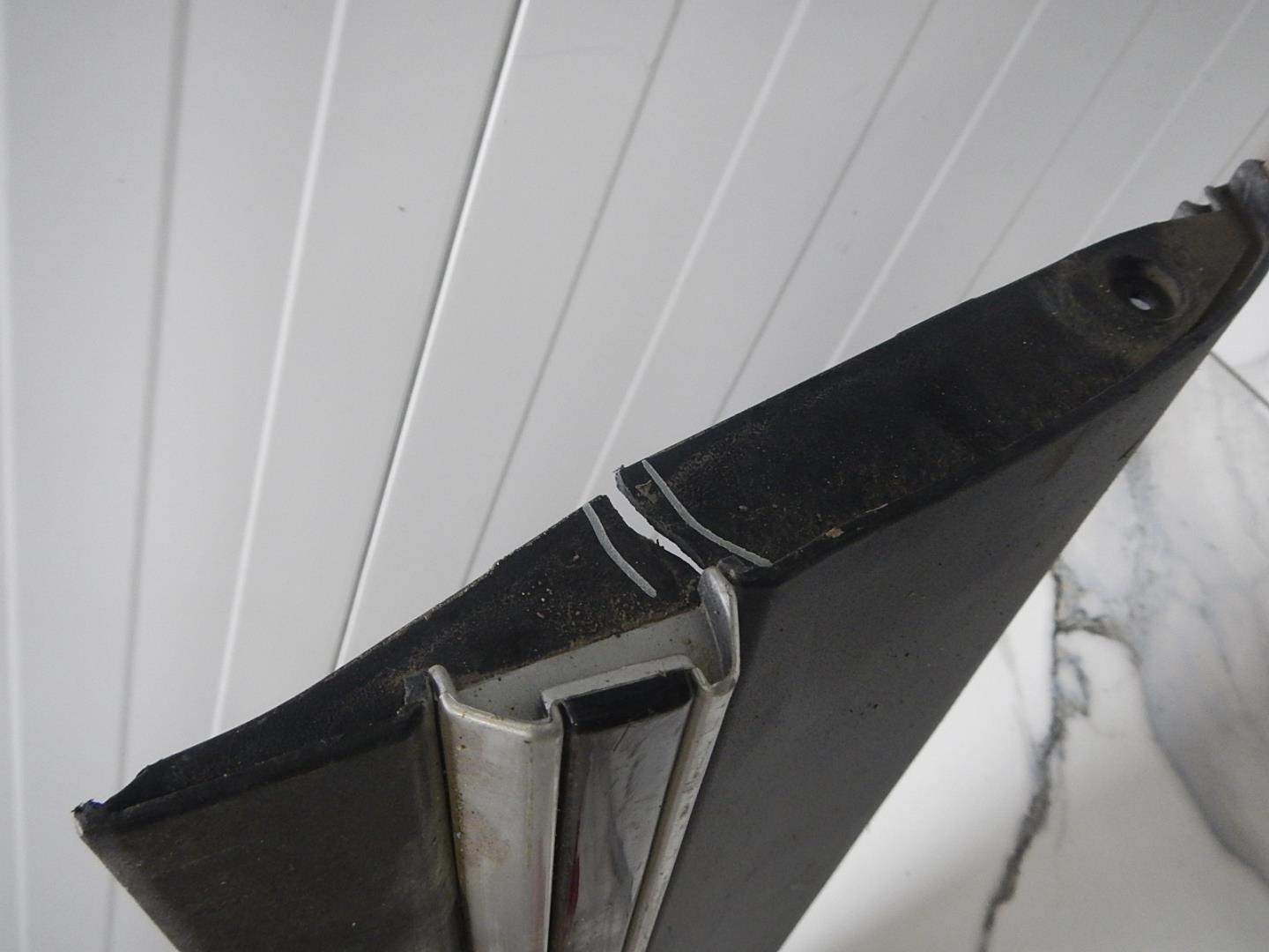 Молдинг передней левой двери