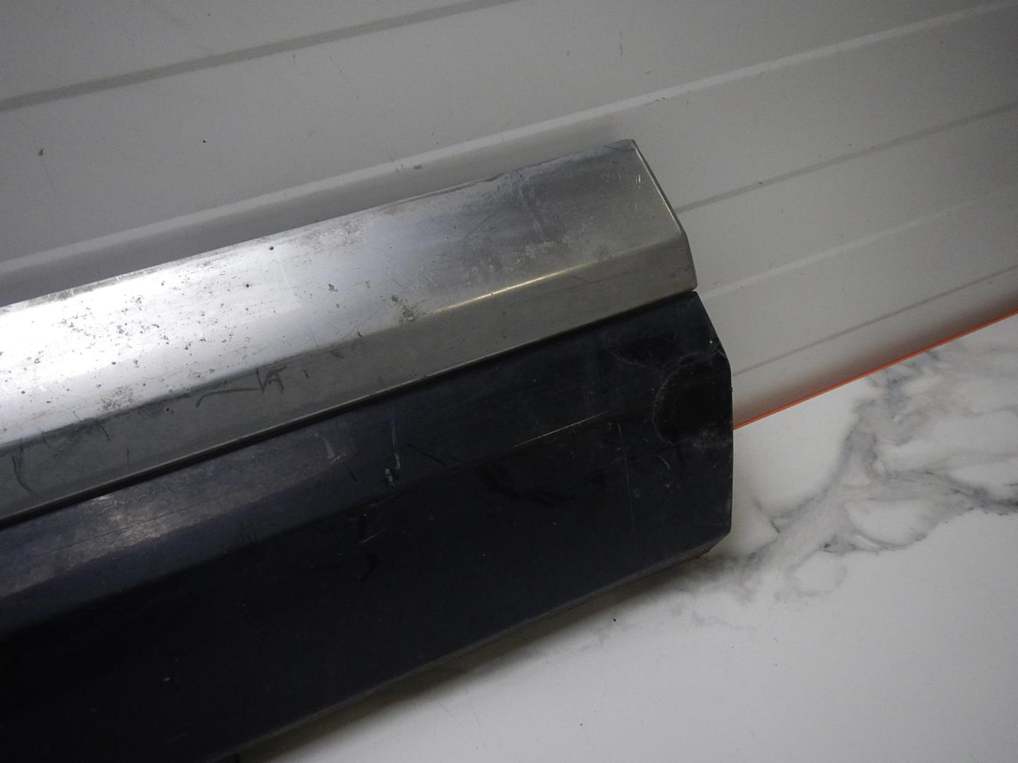 Молдинг задней правой двери