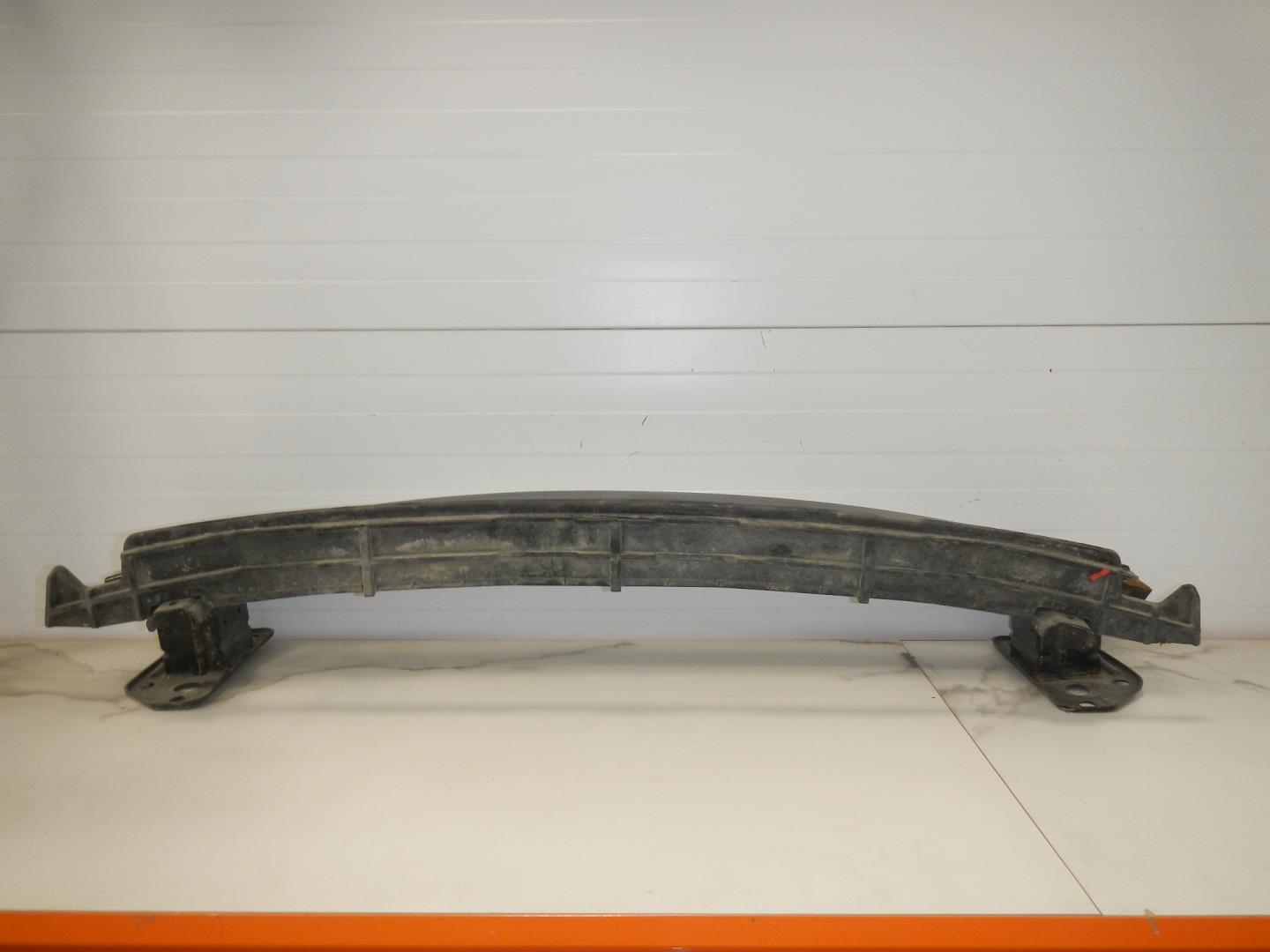 Усилитель переднего бампера