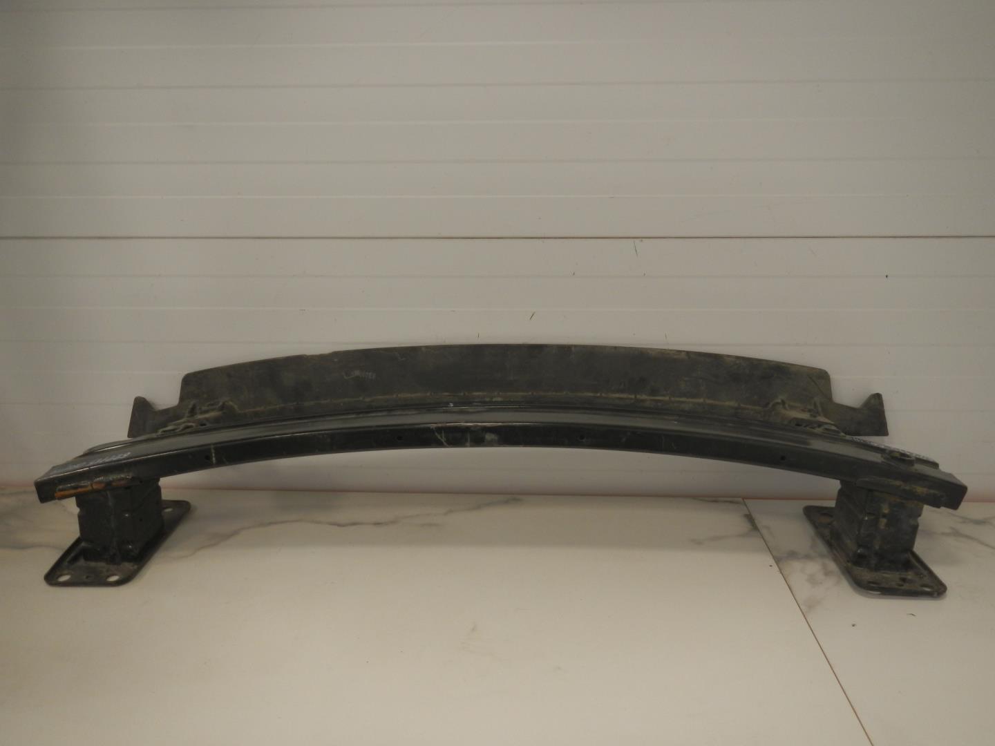 Усилитель переднего бампера