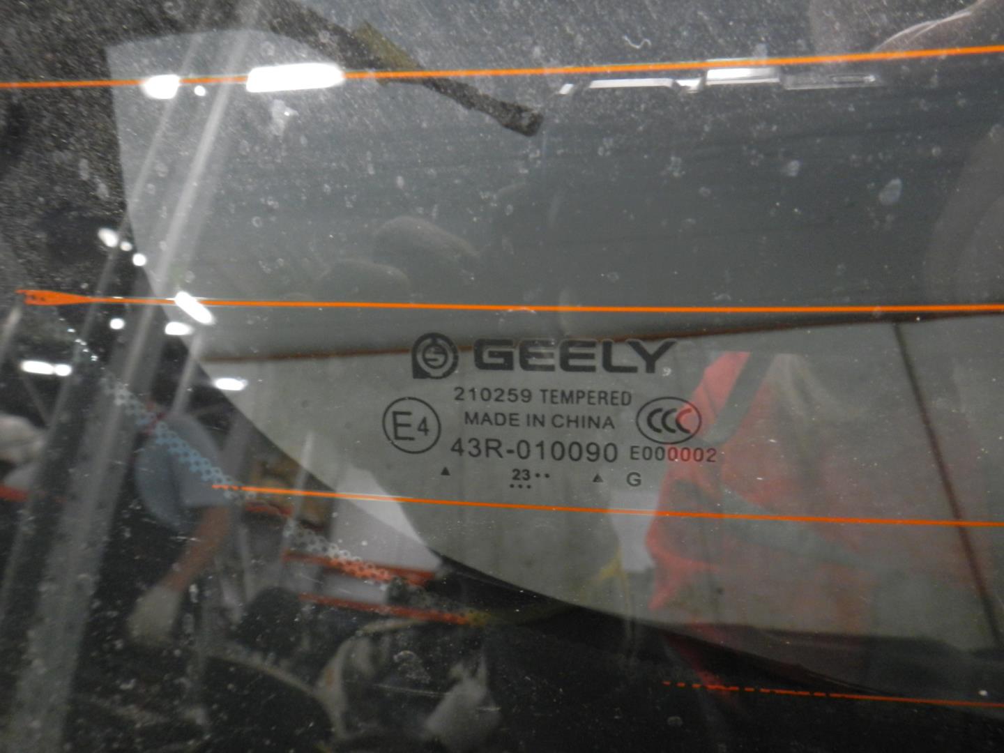 Стекло двери багажника