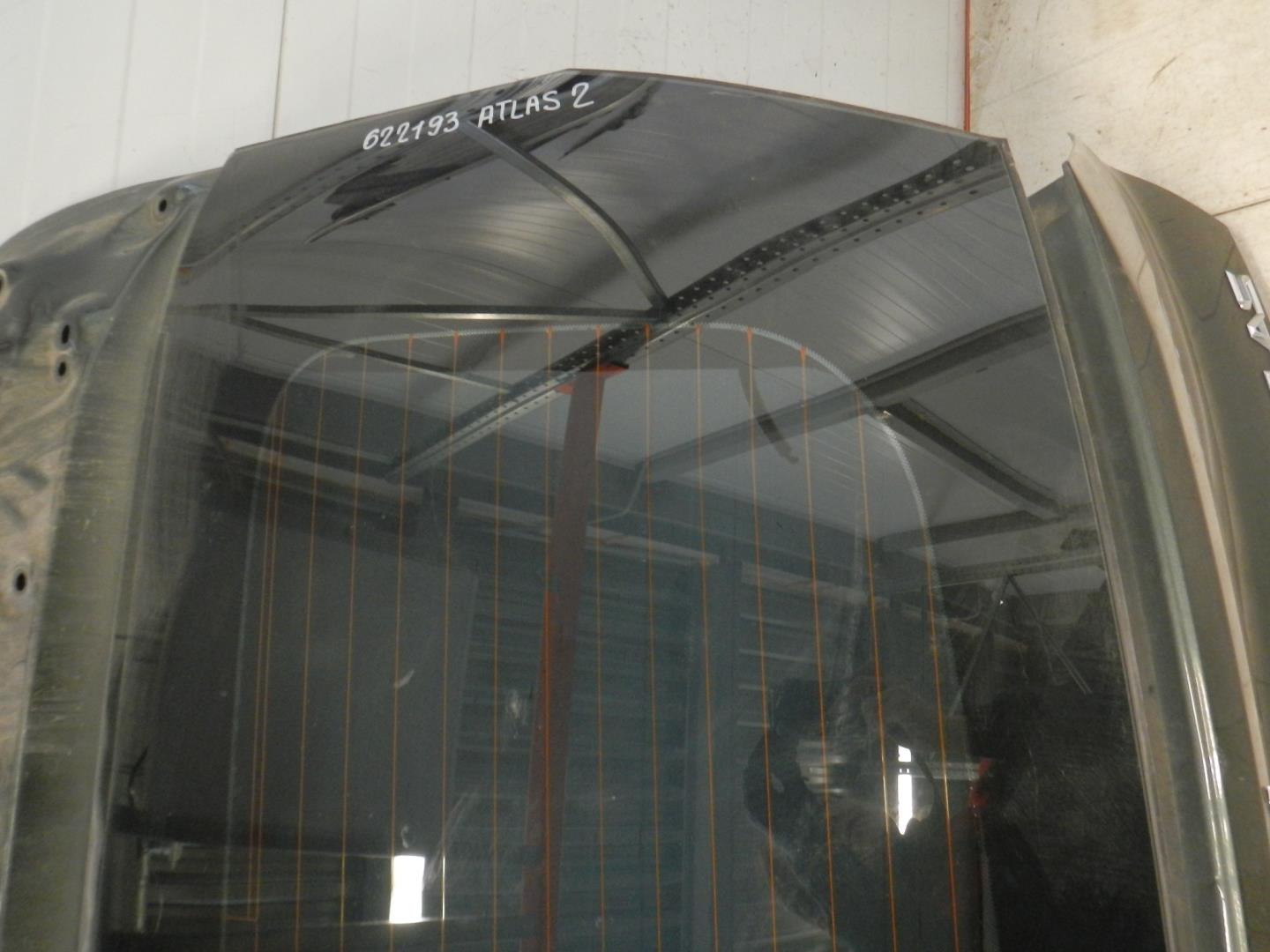 Стекло двери багажника