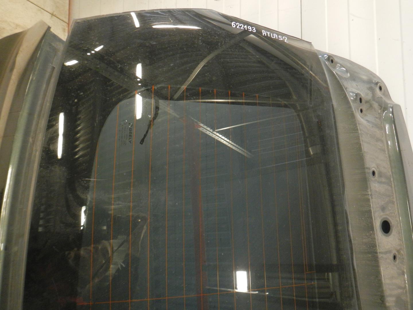 Стекло двери багажника