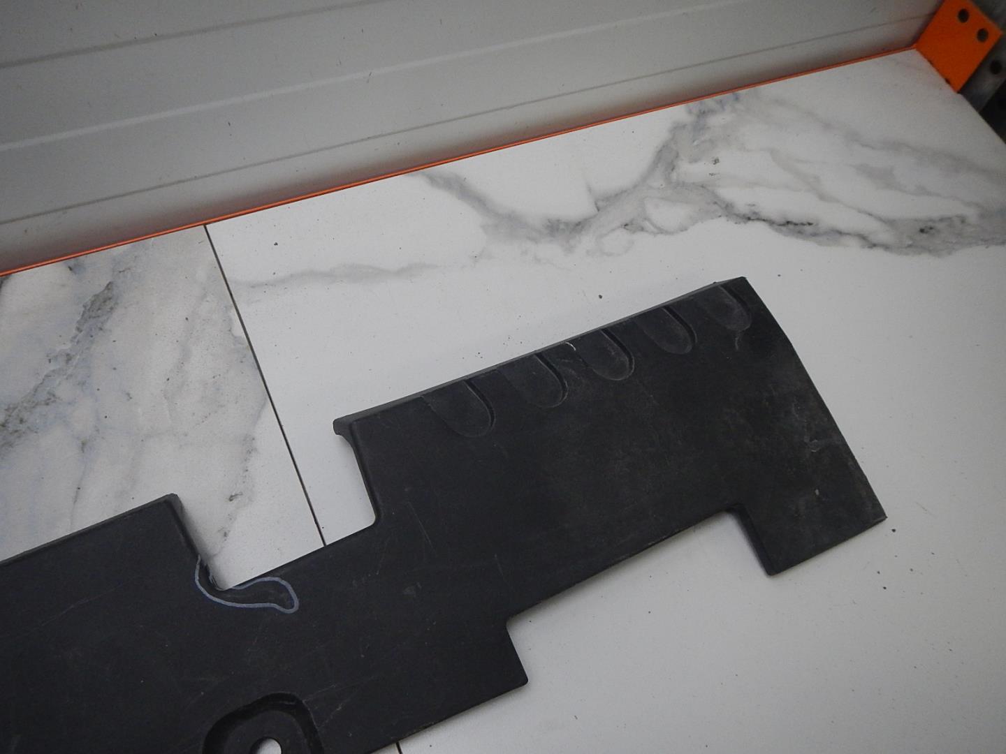 Кожух замка капота