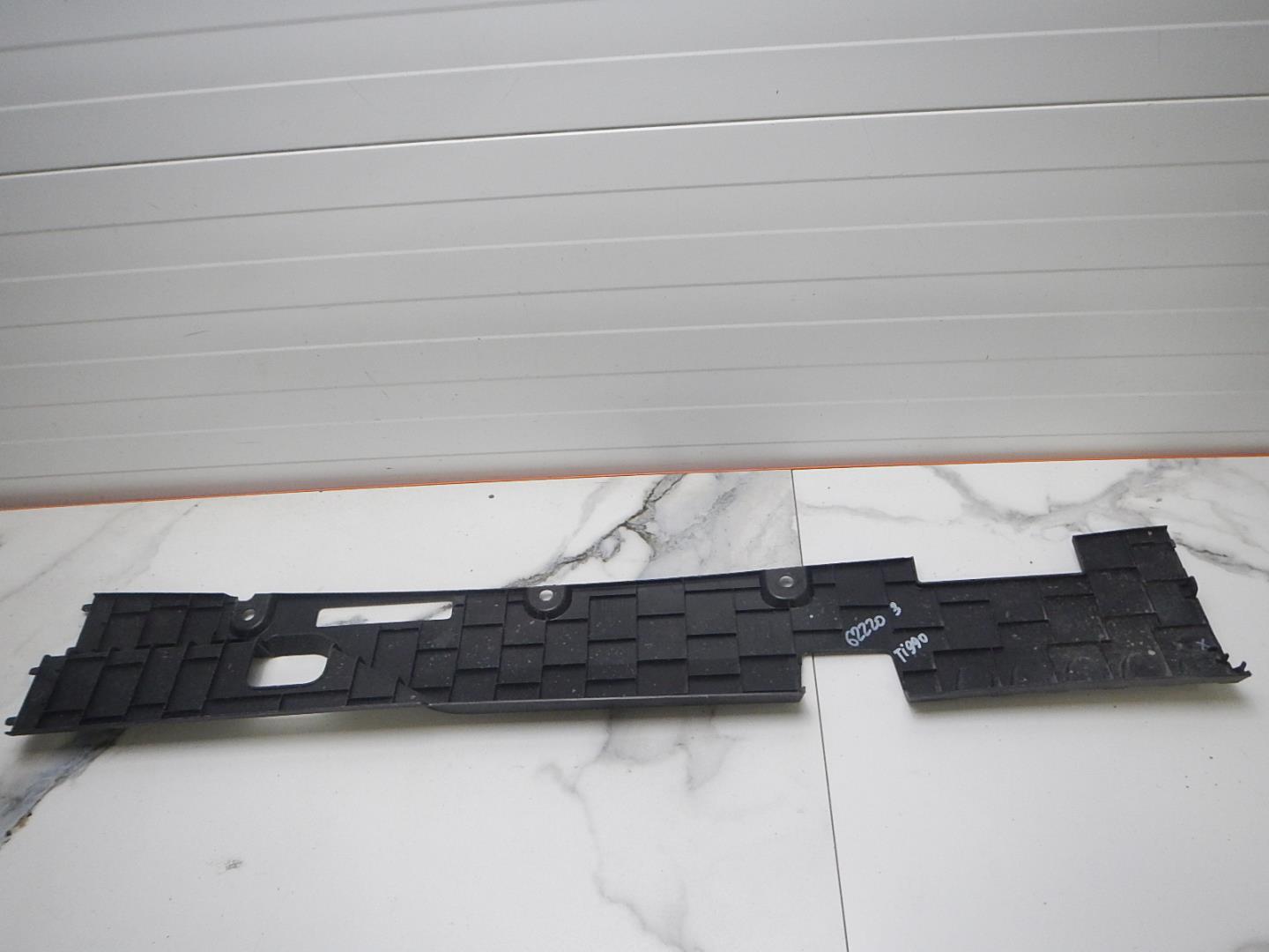 Кожух замка капота