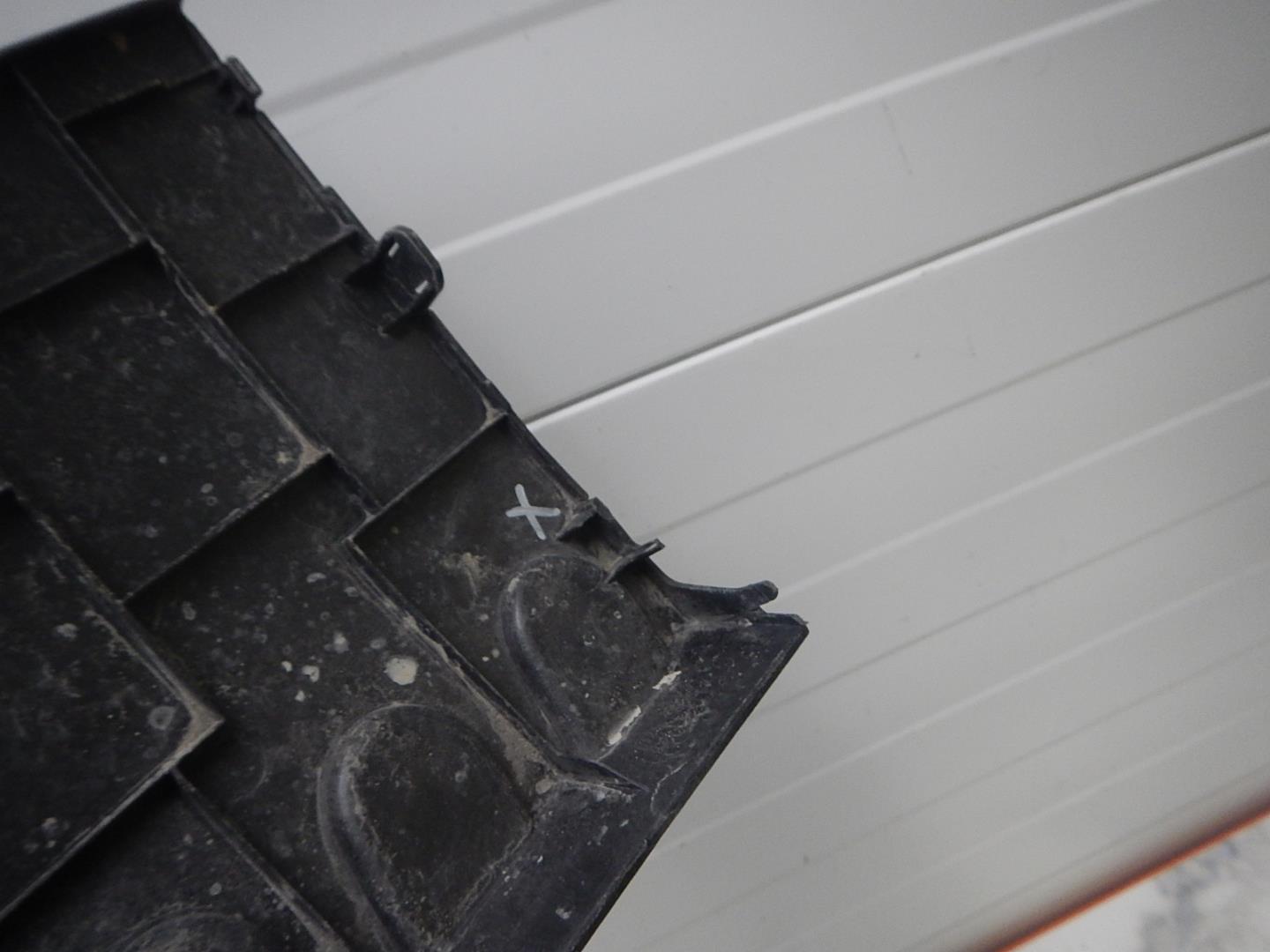 Кожух замка капота