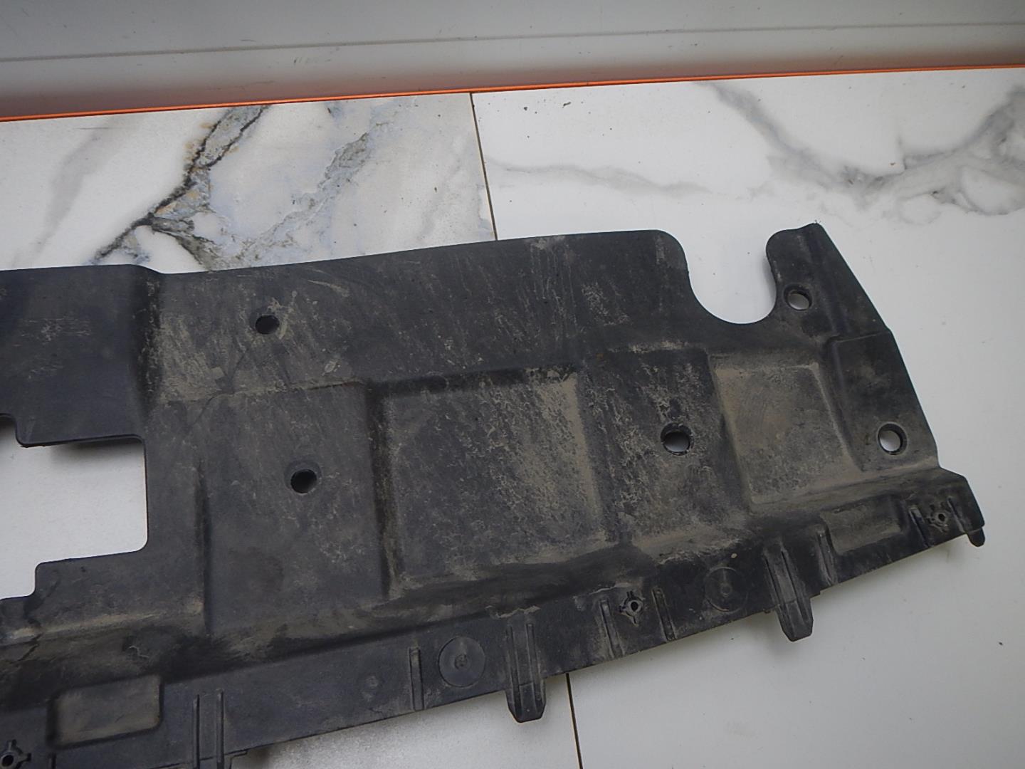 Кожух замка капота