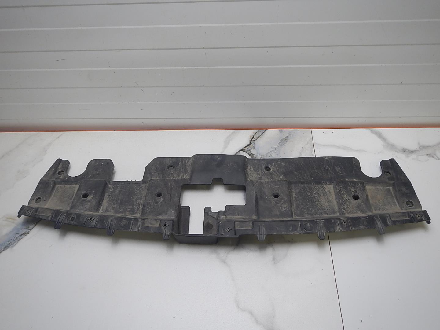 Кожух замка капота