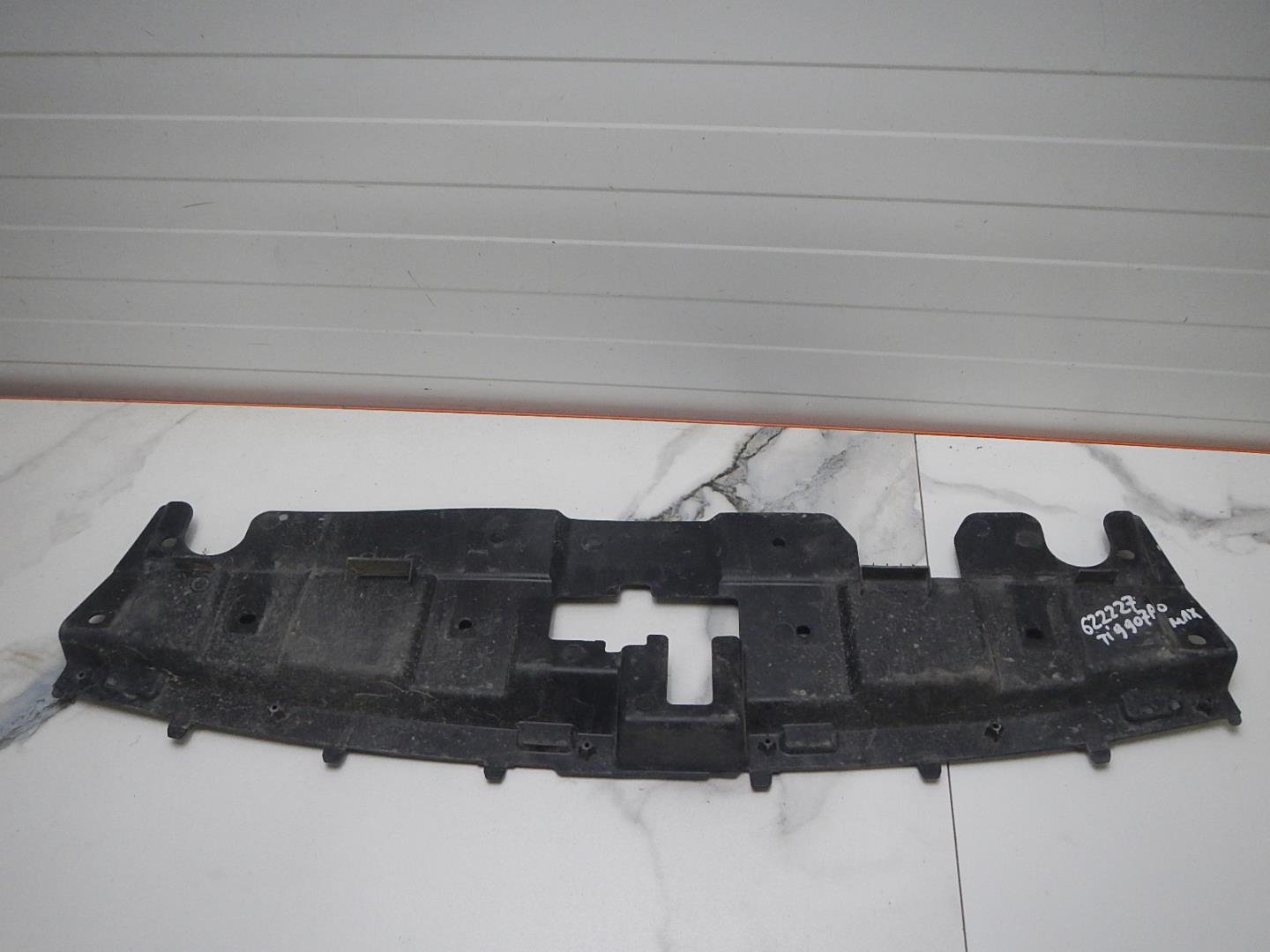 Кожух замка капота