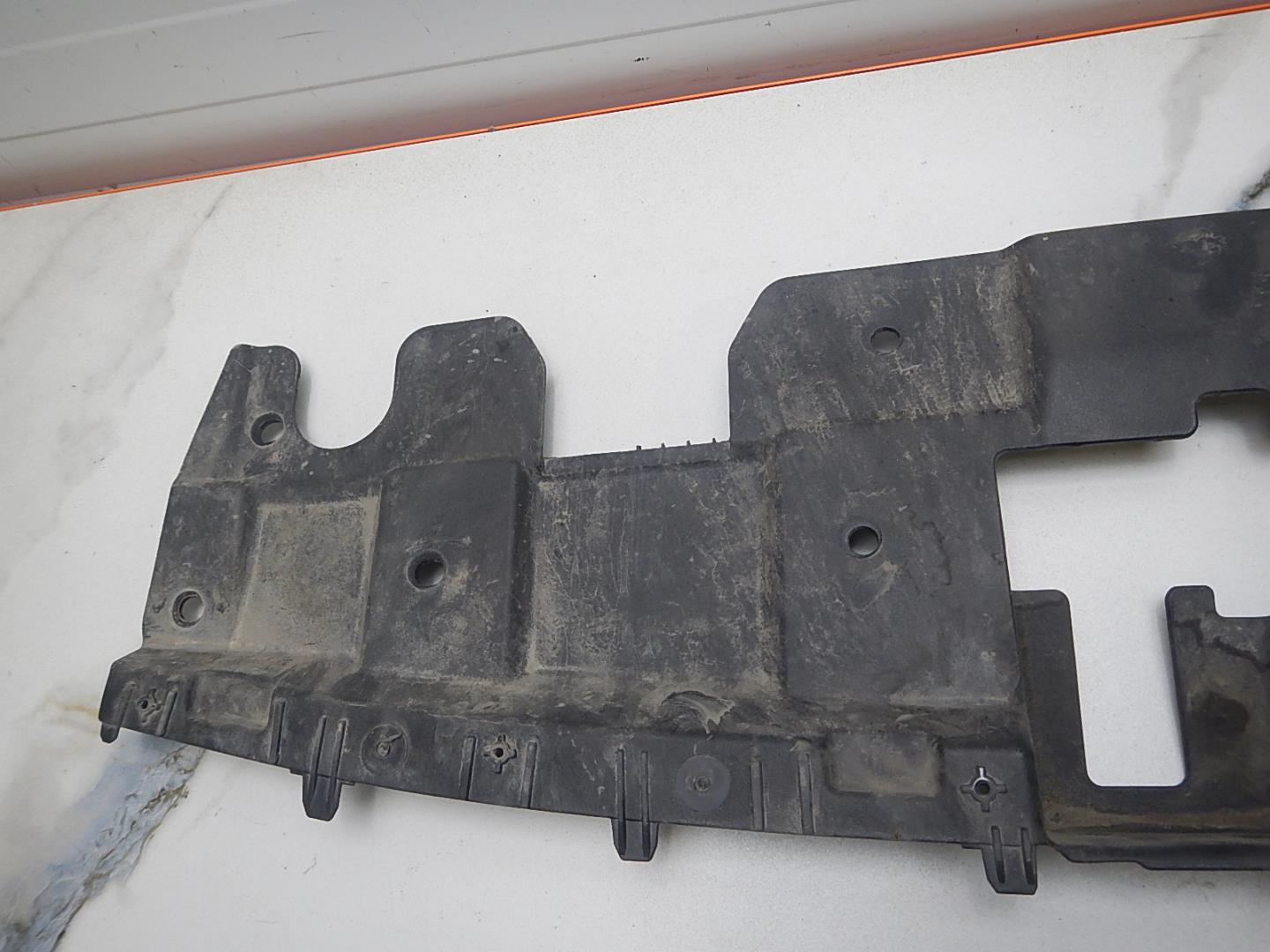 Кожух замка капота