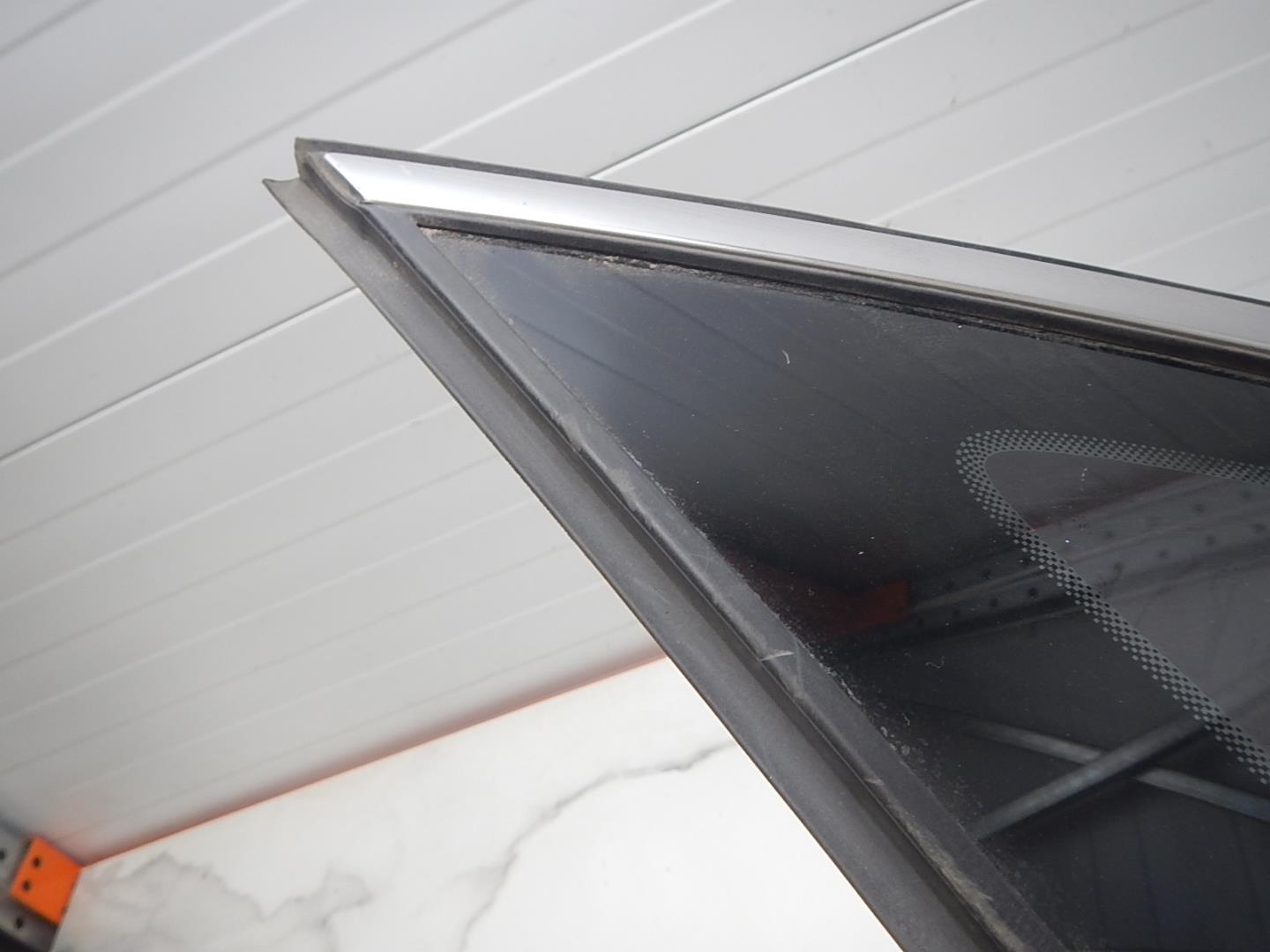 Стекло кузовное глухое левое