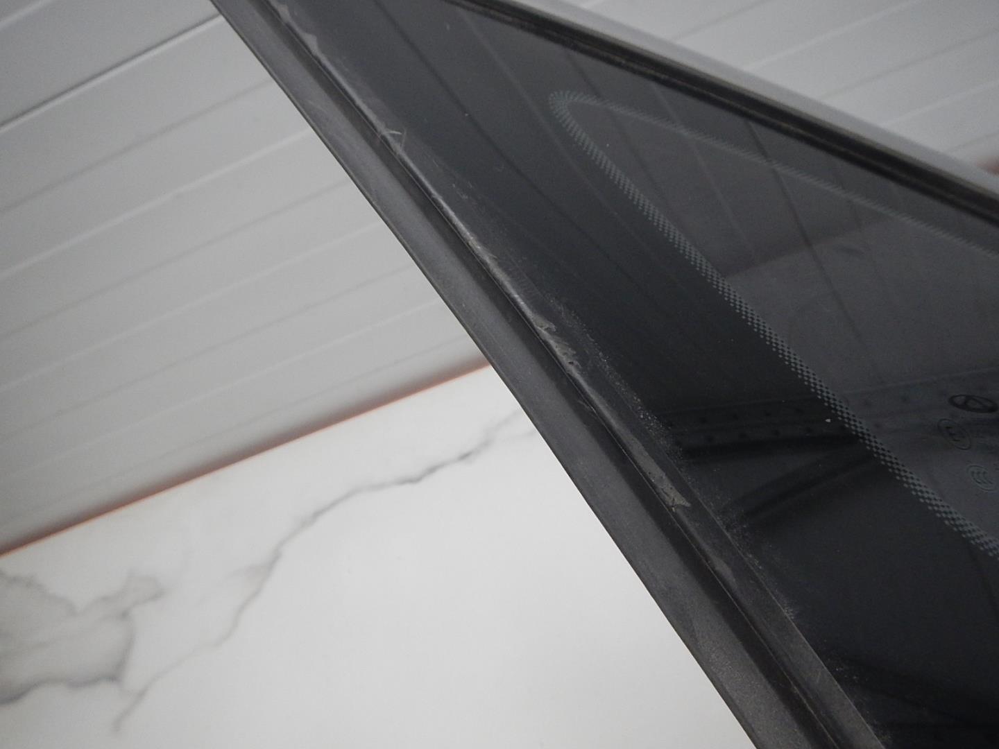 Стекло кузовное глухое левое