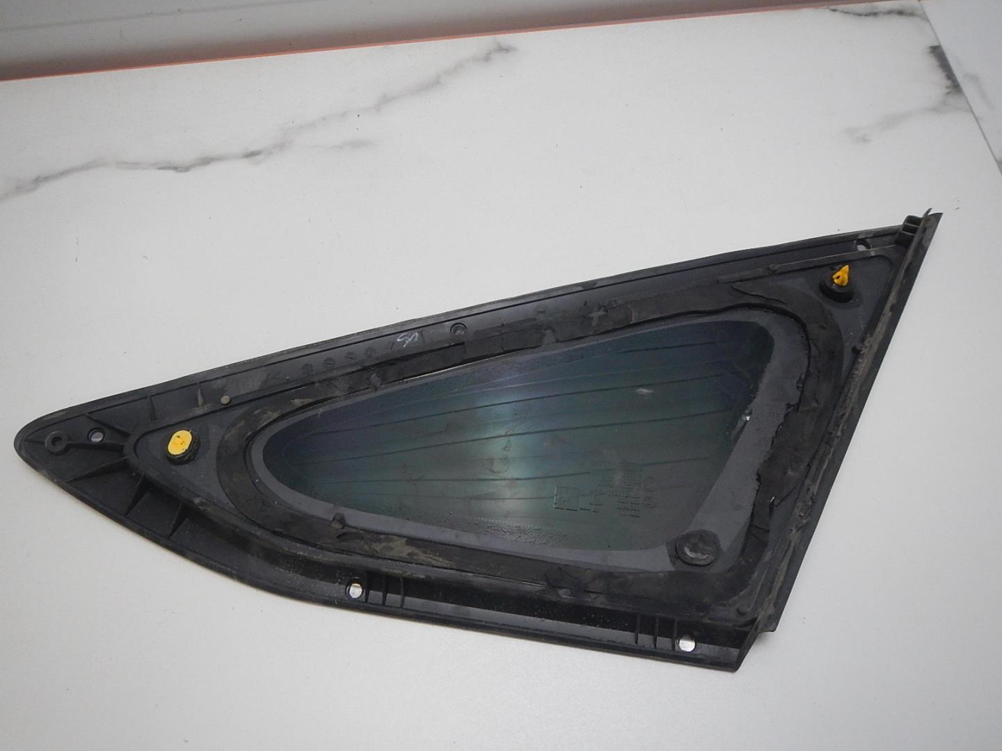 Стекло кузовное глухое левое