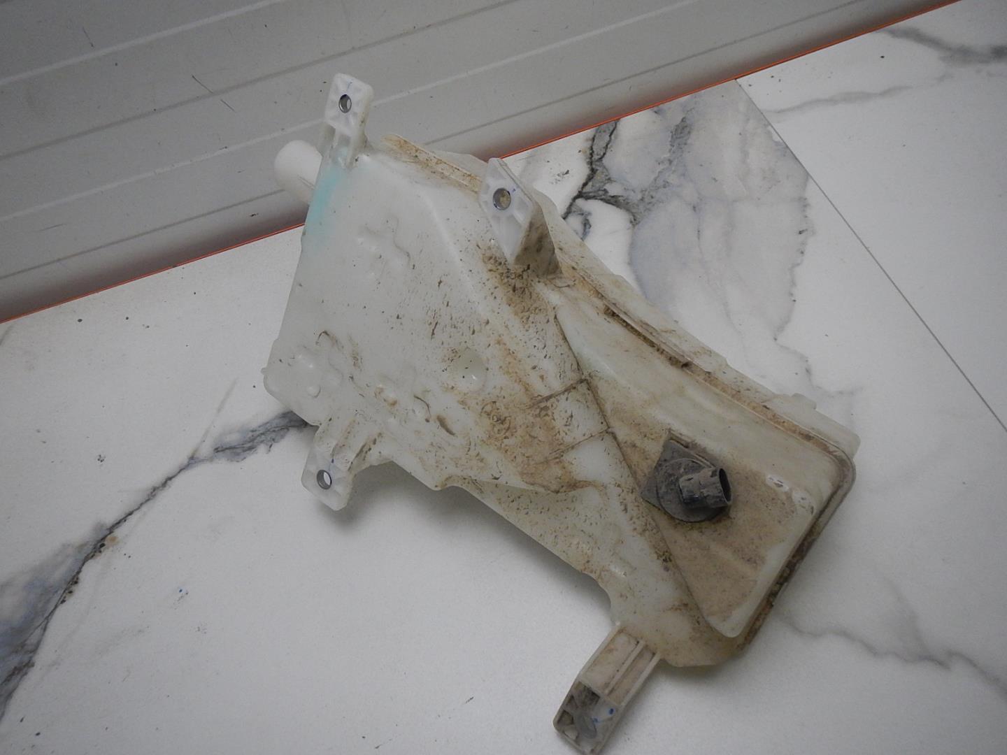 Бачок омывателя лобового стекла