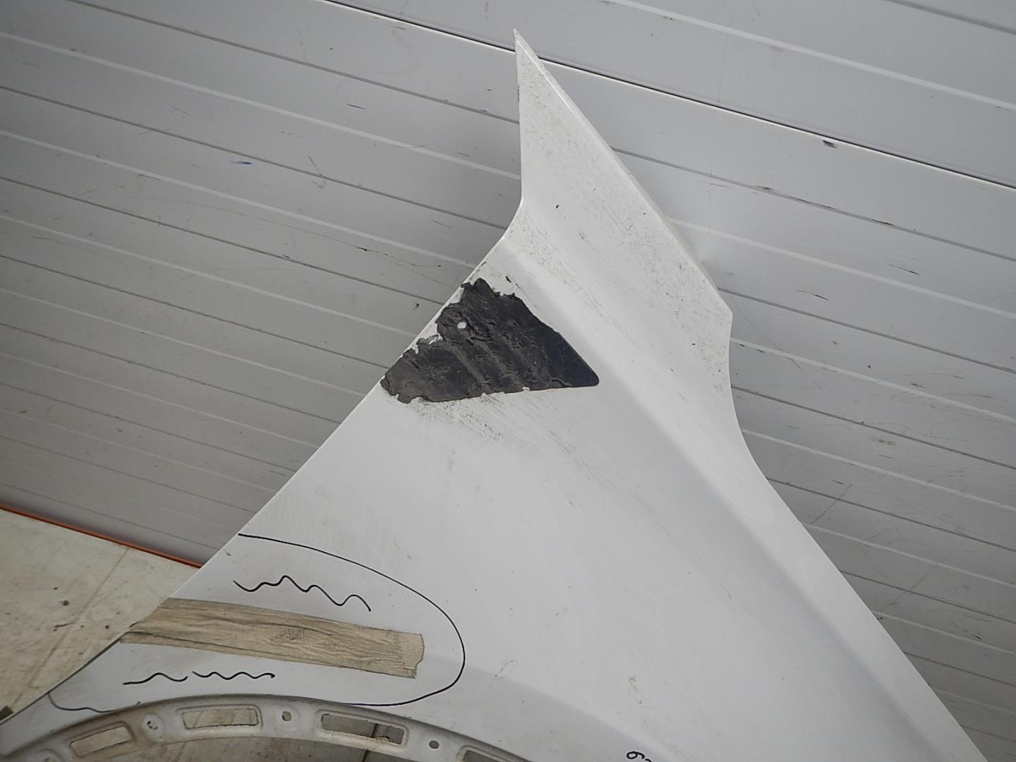 Крыло переднее правое