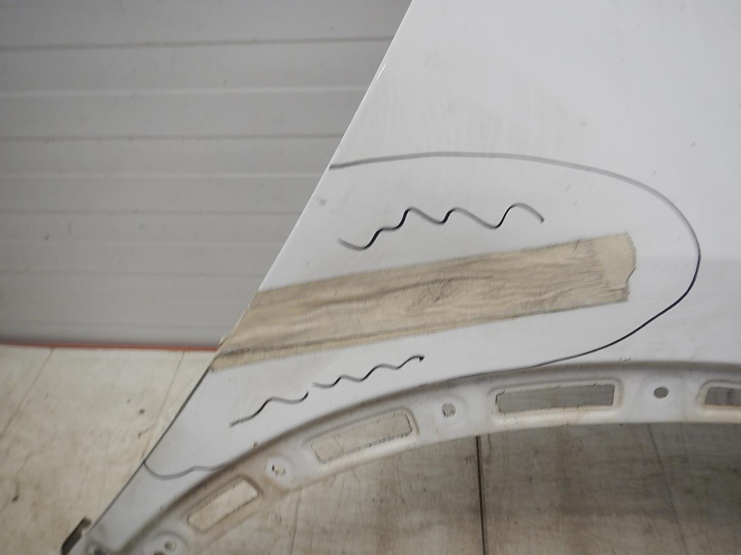 Крыло переднее правое