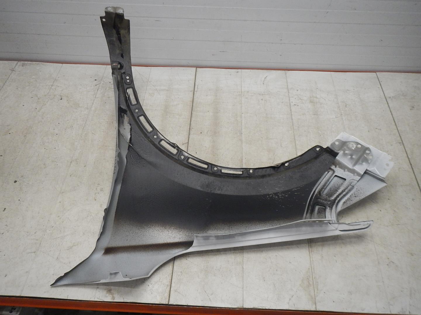 Крыло переднее правое